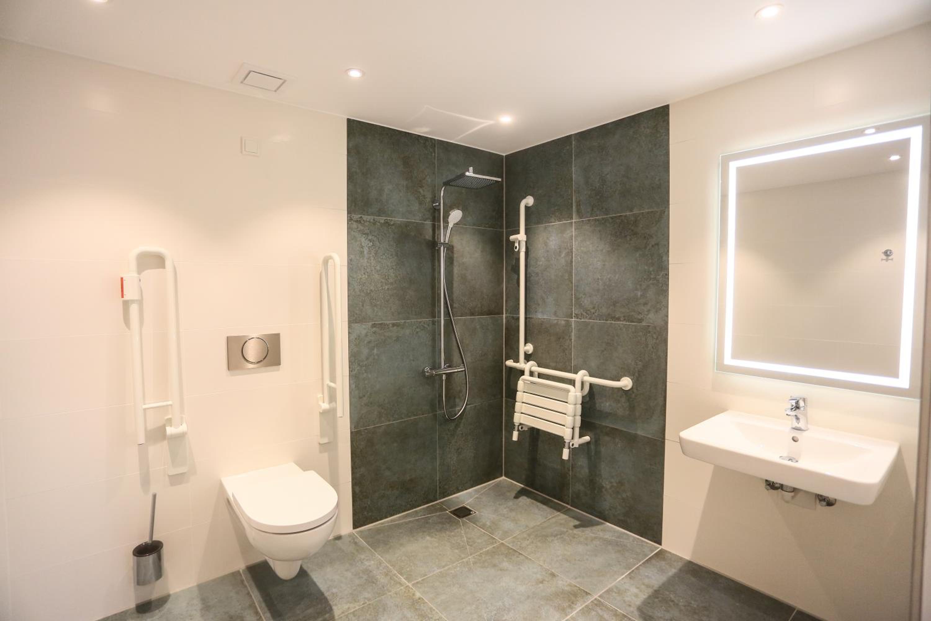 King Room with Roll-In Shower - Disability Access - Photo 4