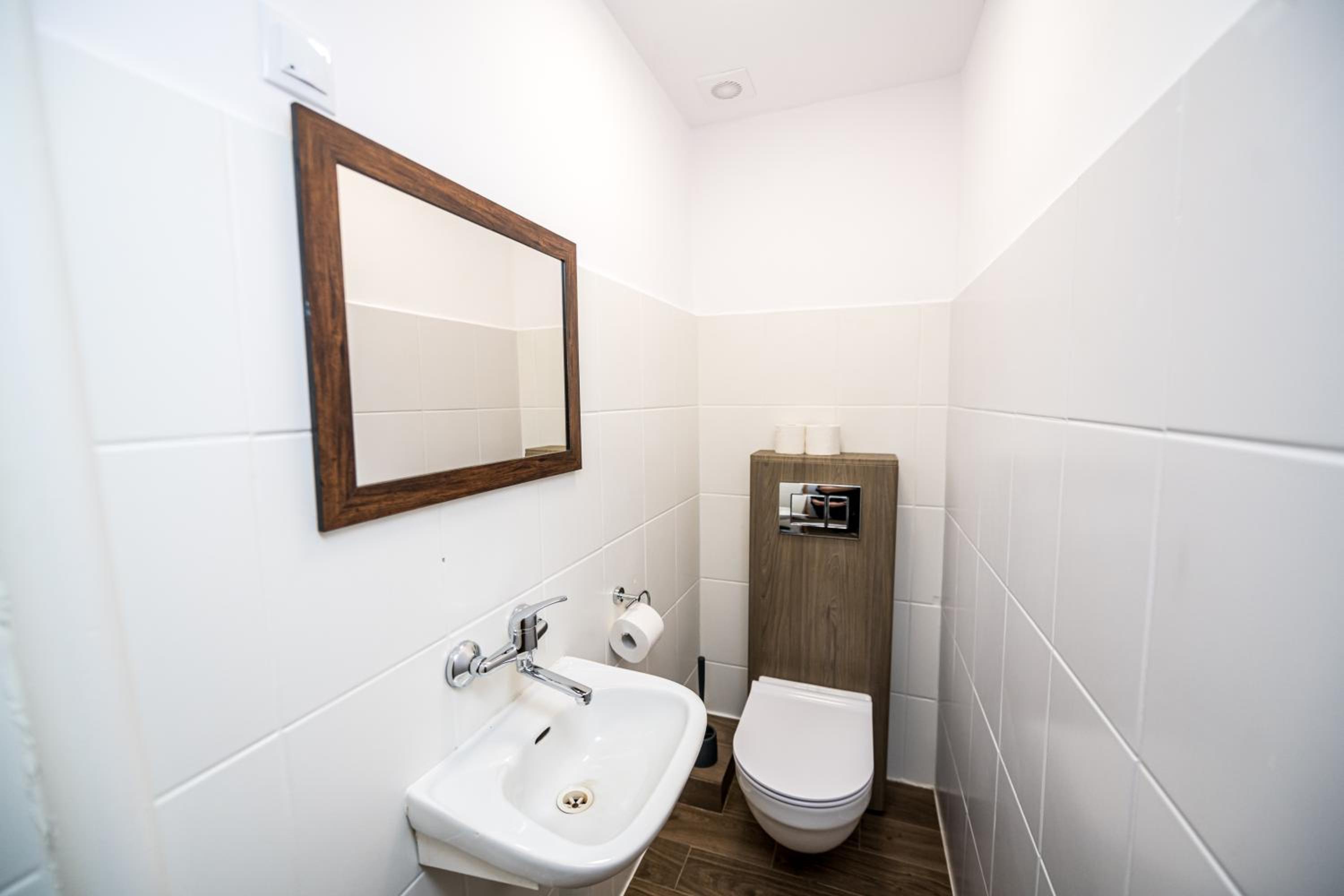 Large Double Room - Photo 8