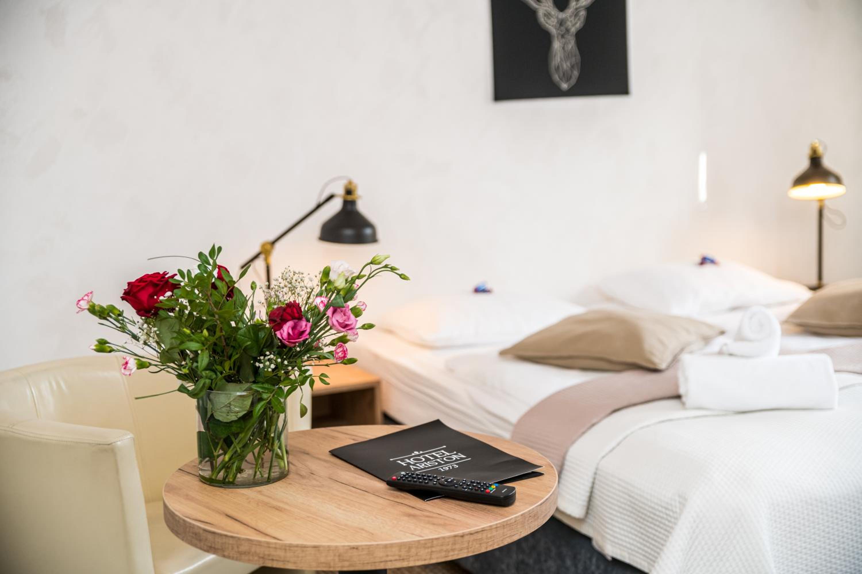Large Double Room - Photo 3