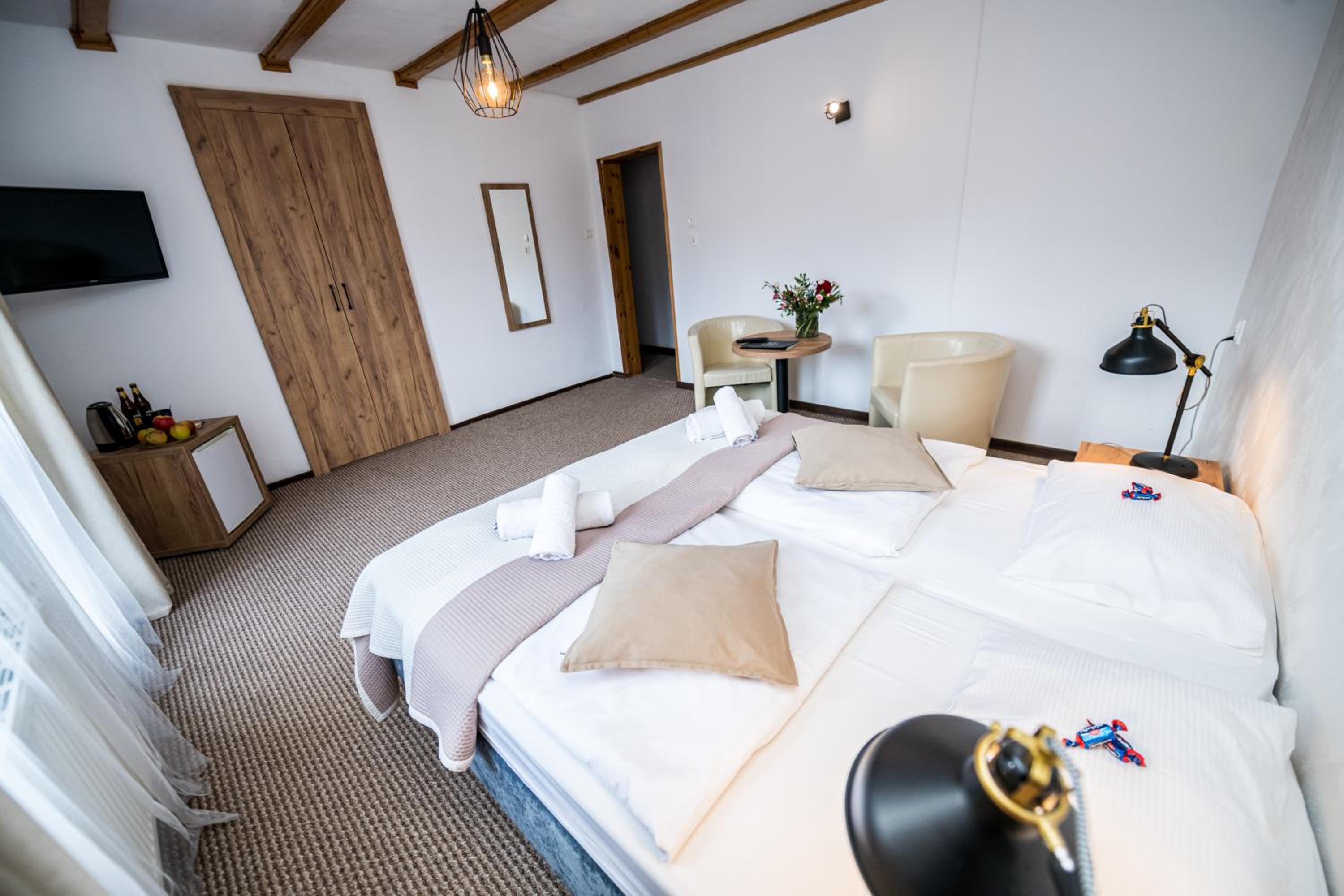Large Double Room - Photo 5