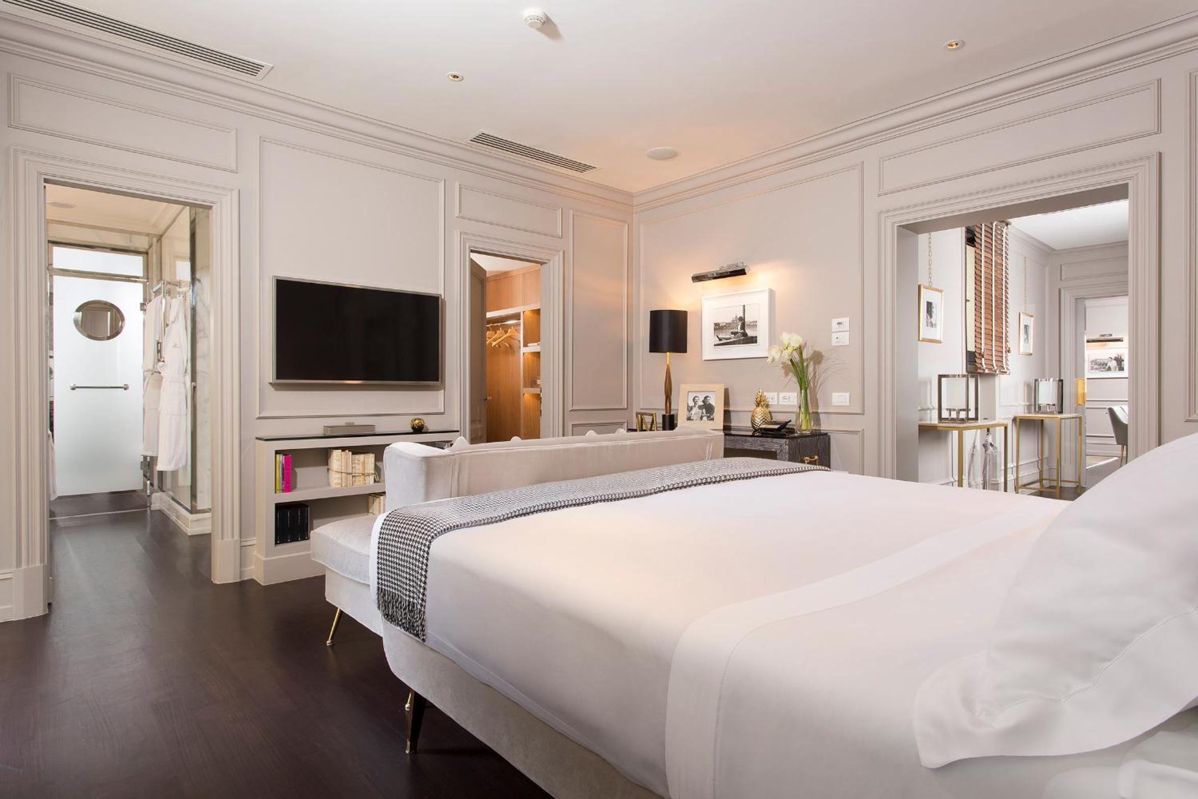 Portrait Suite with River View photo 3