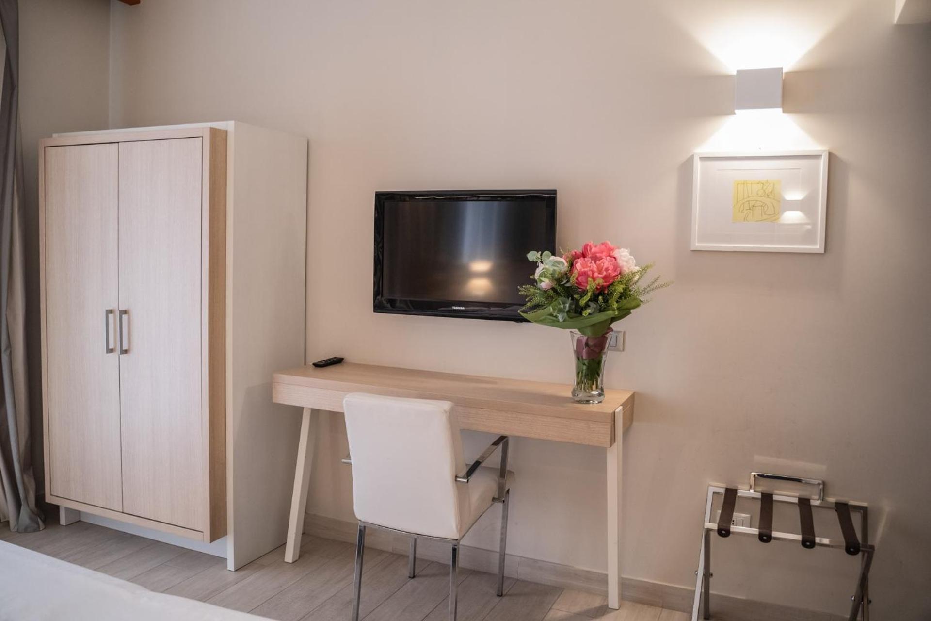 Superior Double or Twin Room - Photo 9