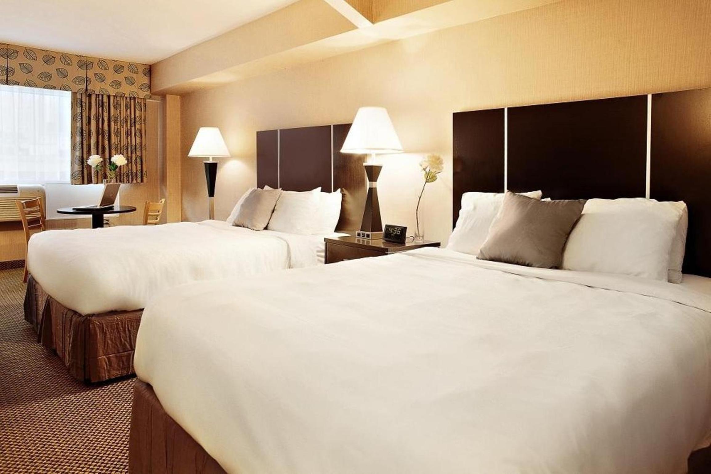 Queen Room with Two Queen Beds - Non-Smoking - Photo 6