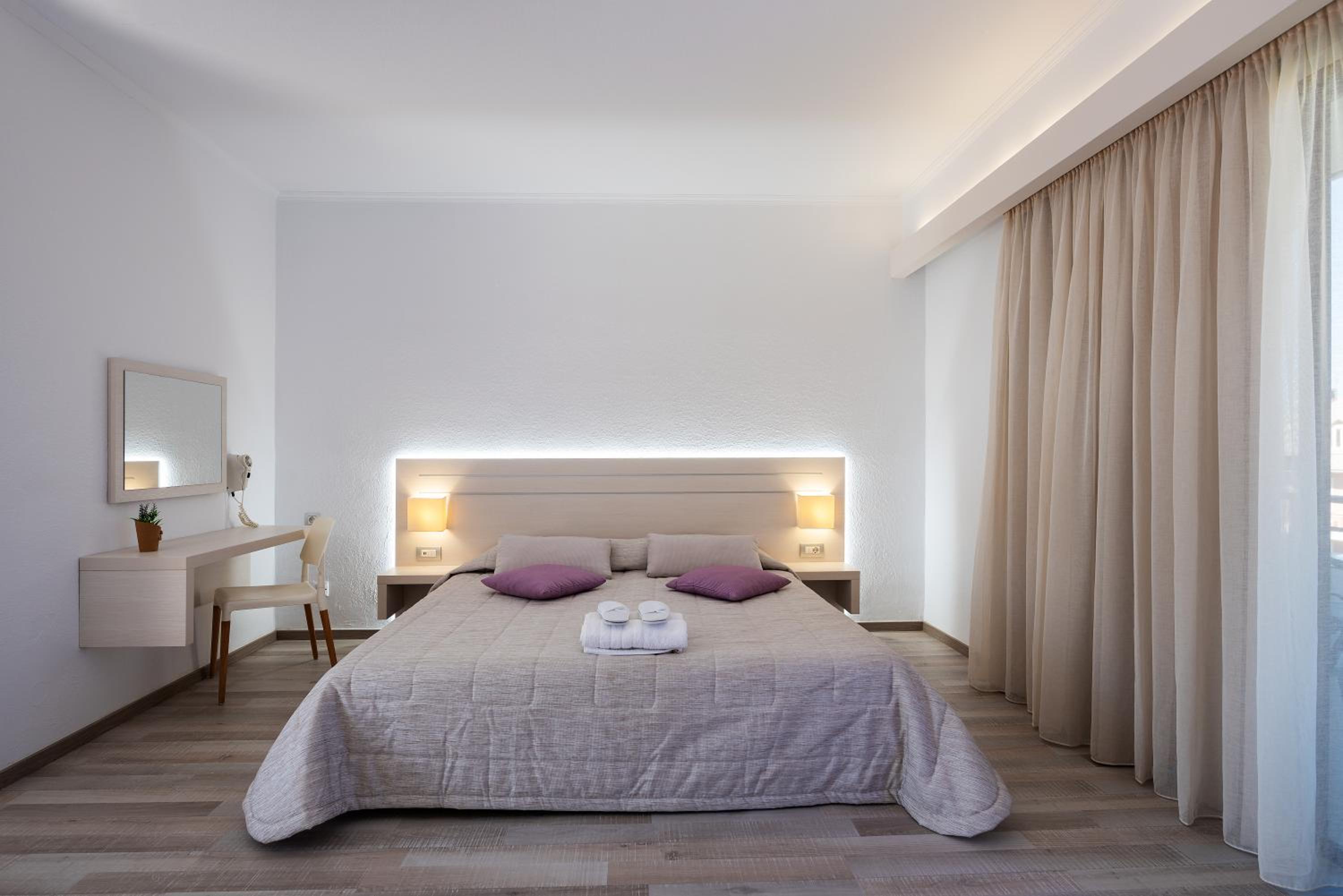 Junior Suite with Balcony - Photo 8