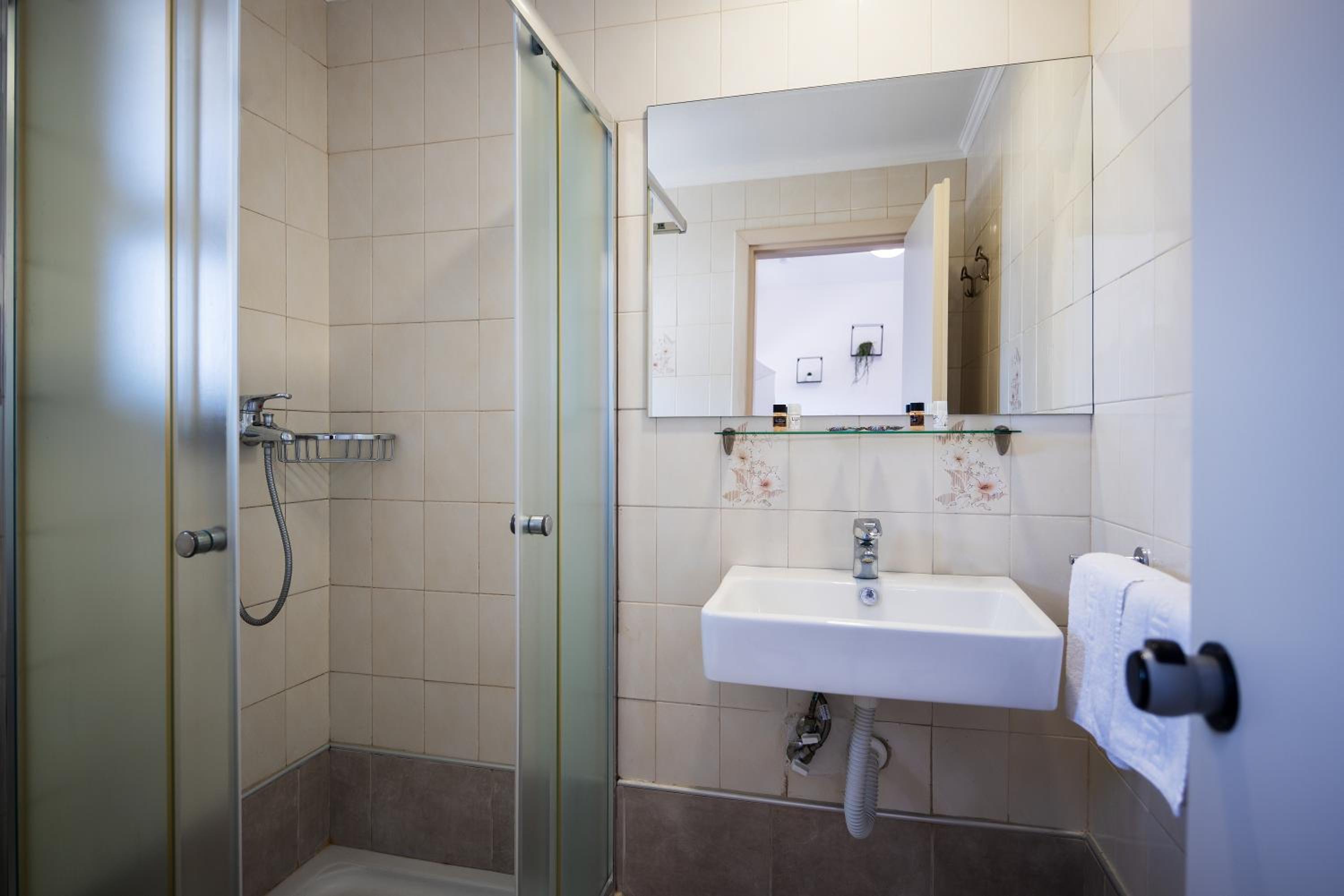 Junior Suite with Balcony - Photo 11
