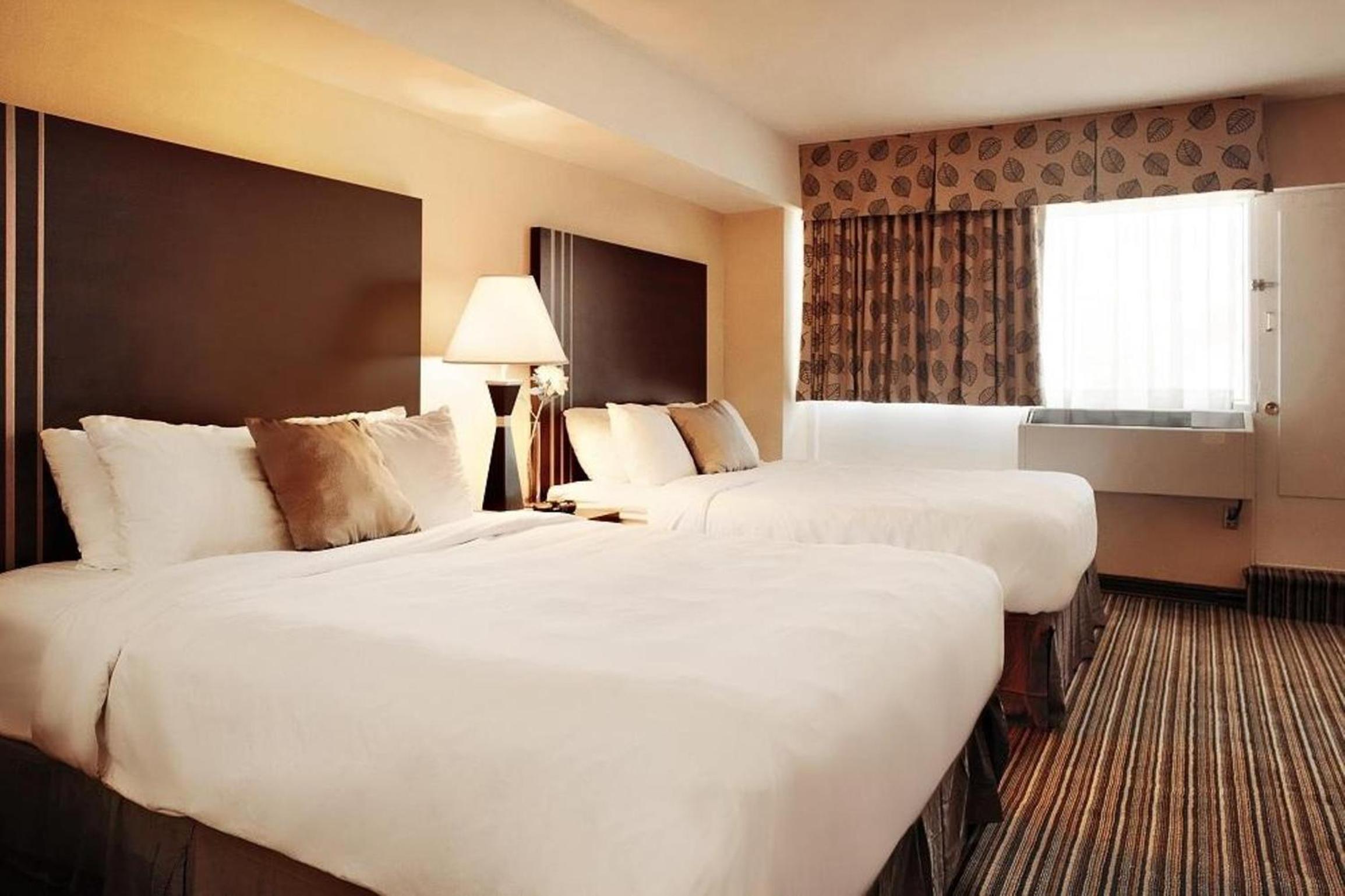 Queen Room with Two Queen Beds - Non-Smoking - Photo 4