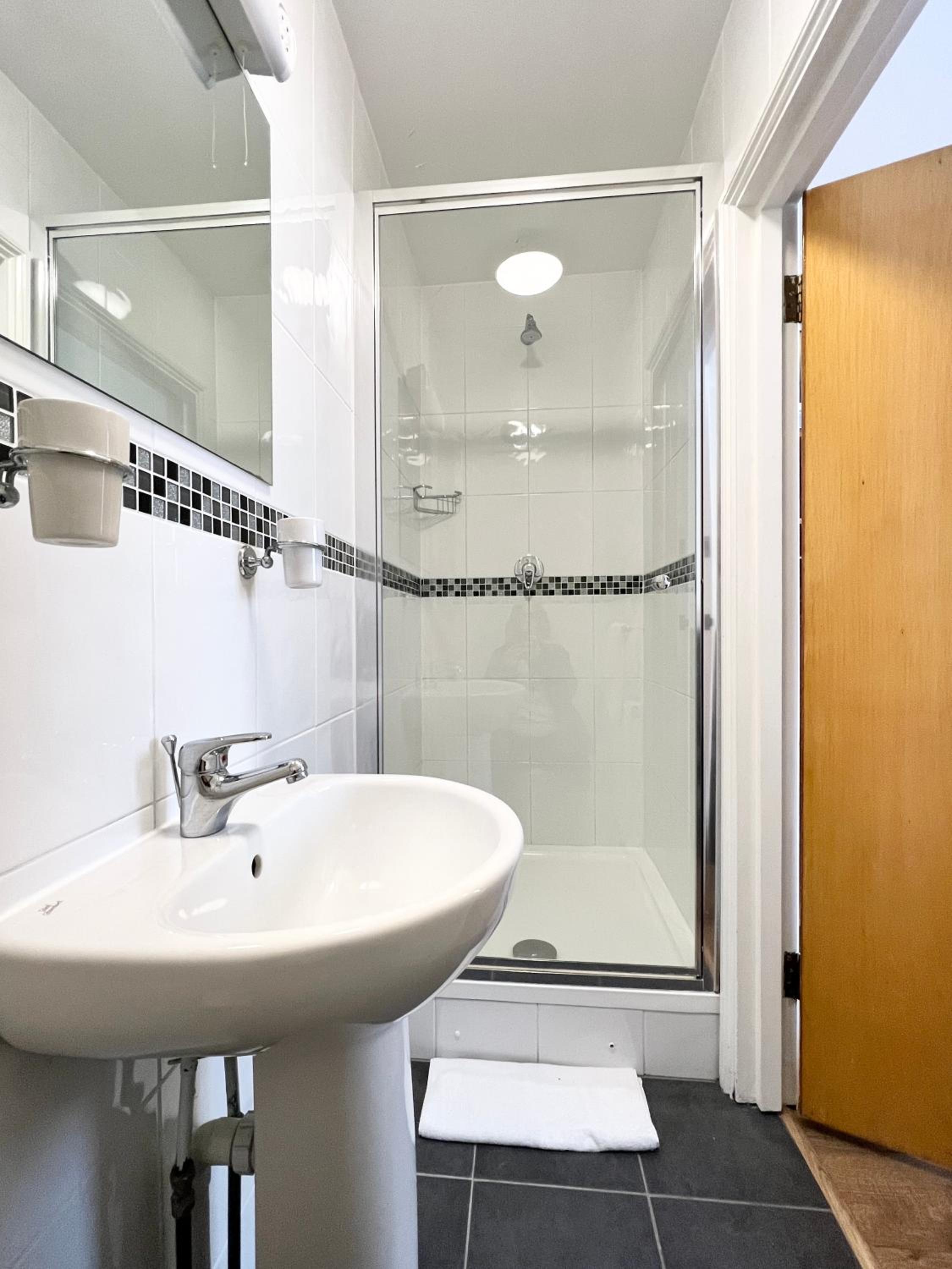Single Room with Private Bathroom photo 2