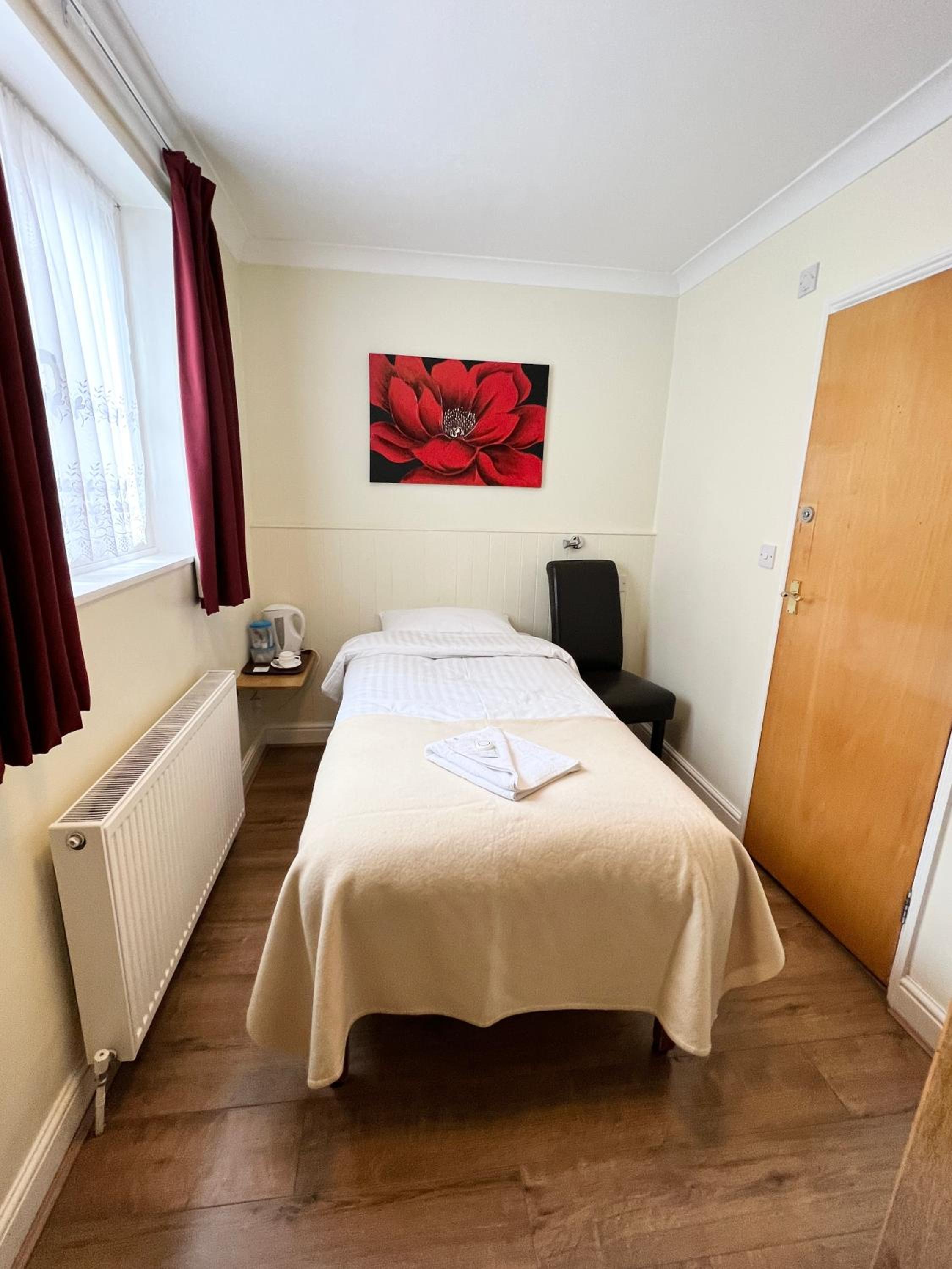 Single Room with Private Bathroom photo 3