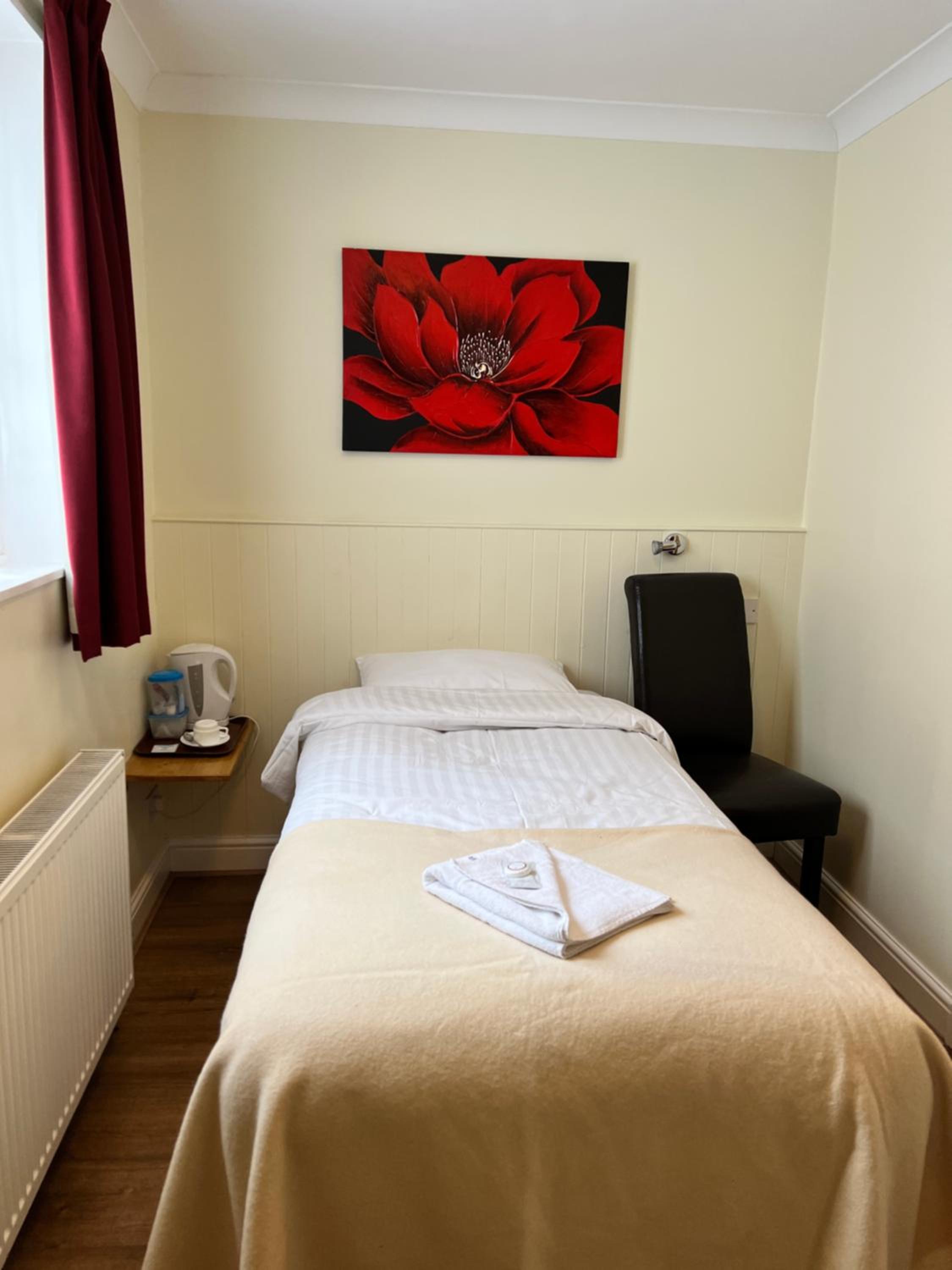 Single Room with Private Bathroom photo 1