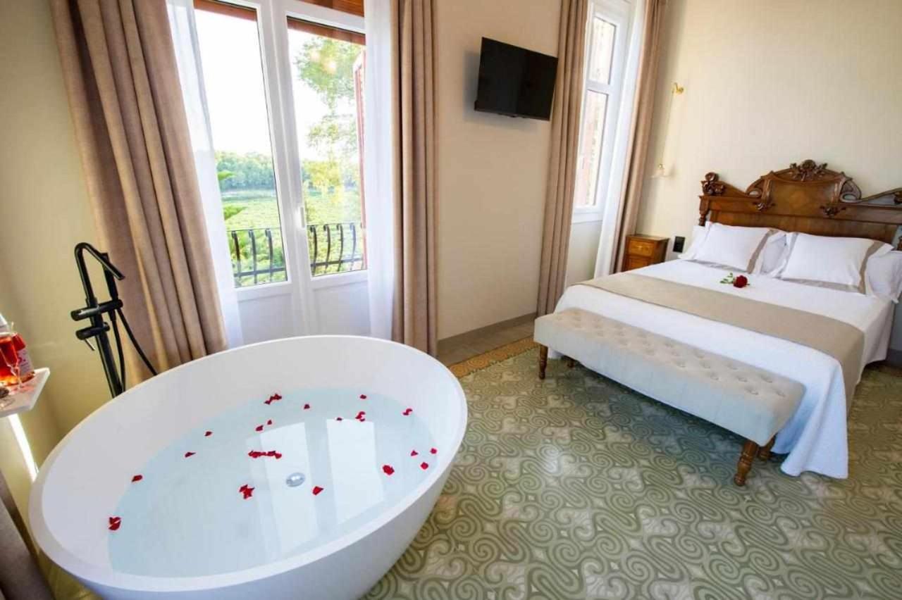 Deluxe Room - Photo 6