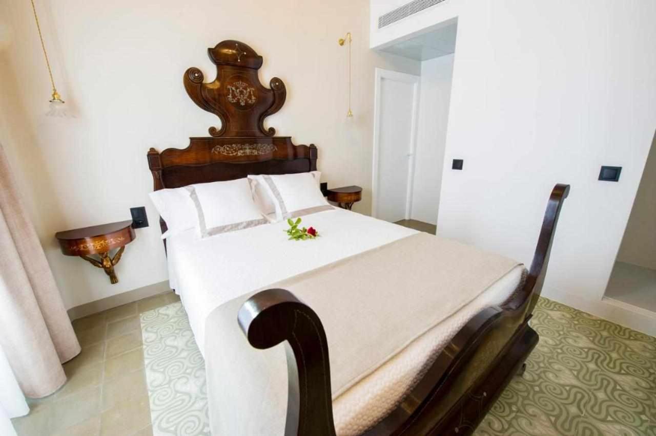 Deluxe Double Room with Balcony - Photo 9