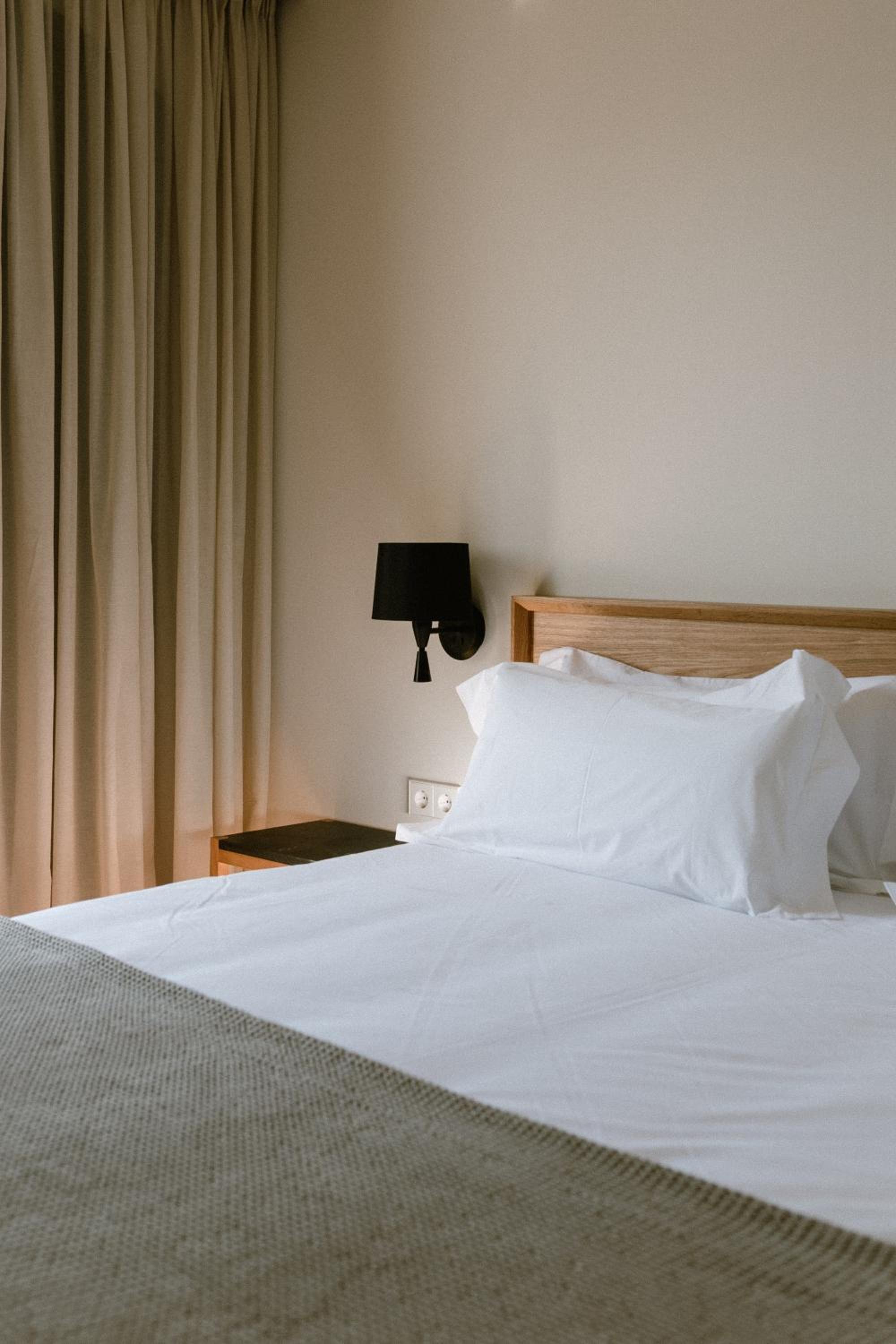 Superior Double or Twin Room with City View - Photo 25