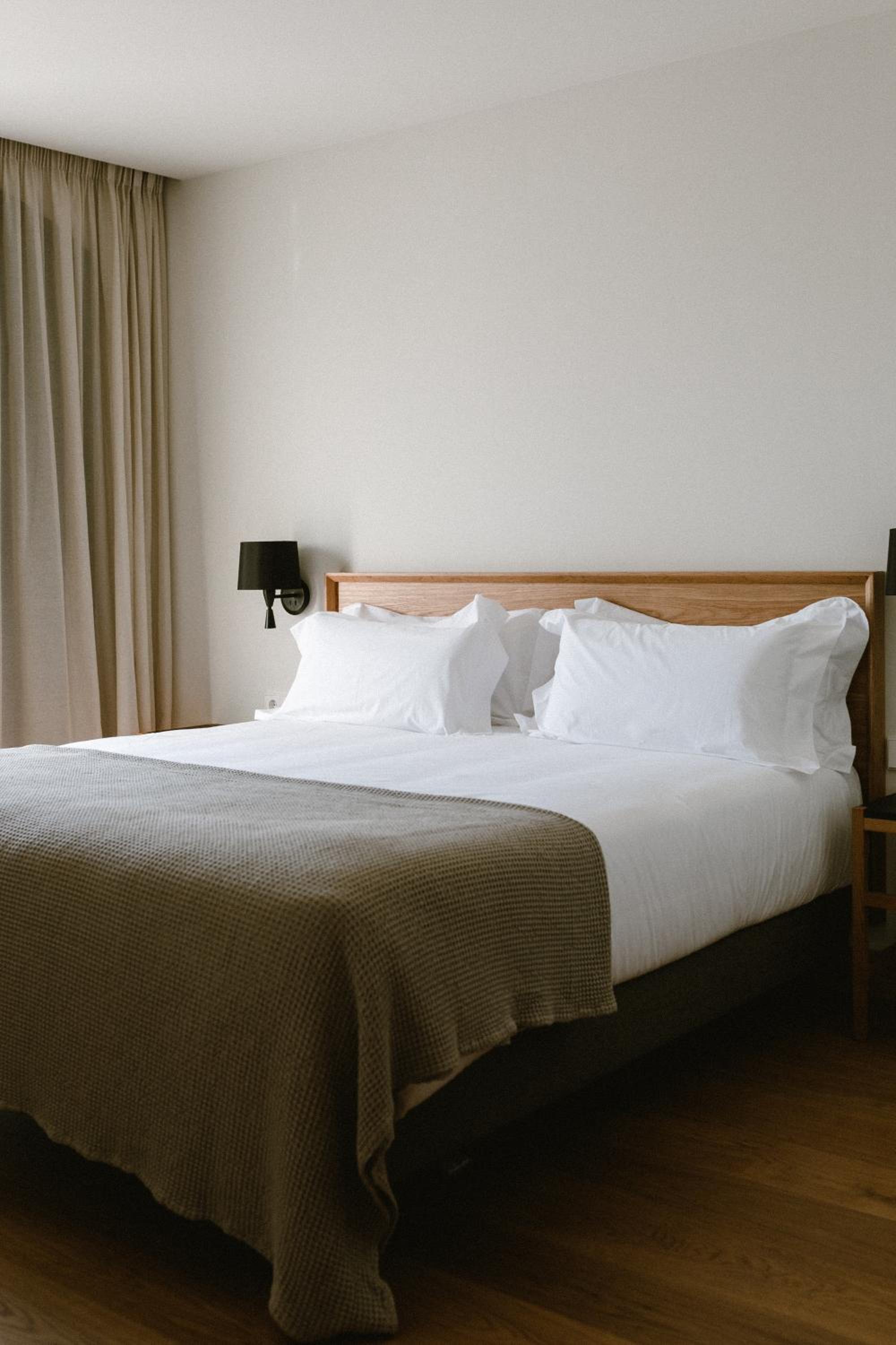 Superior Double or Twin Room with City View - Photo 24