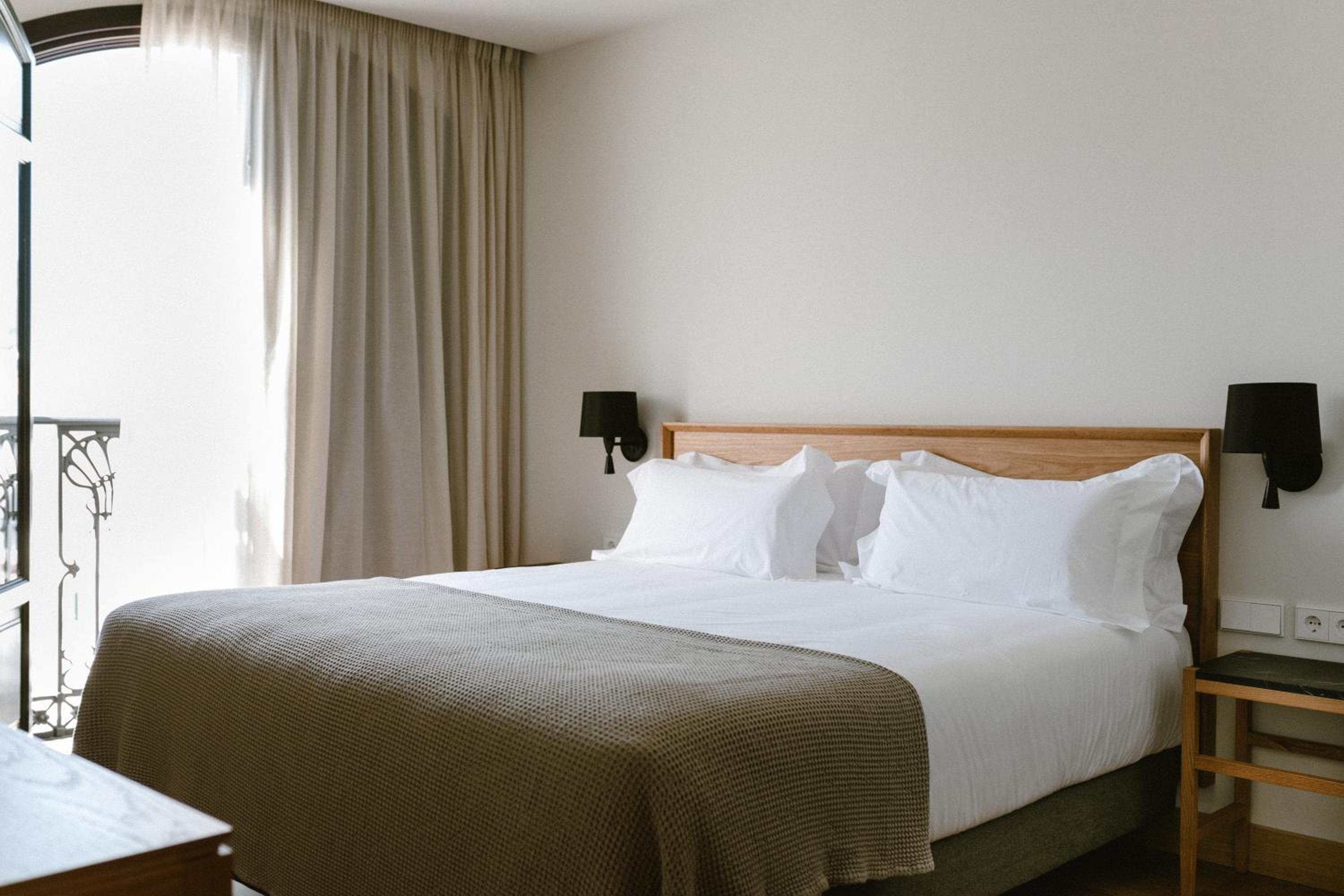 Superior Double or Twin Room with City View - Photo 22