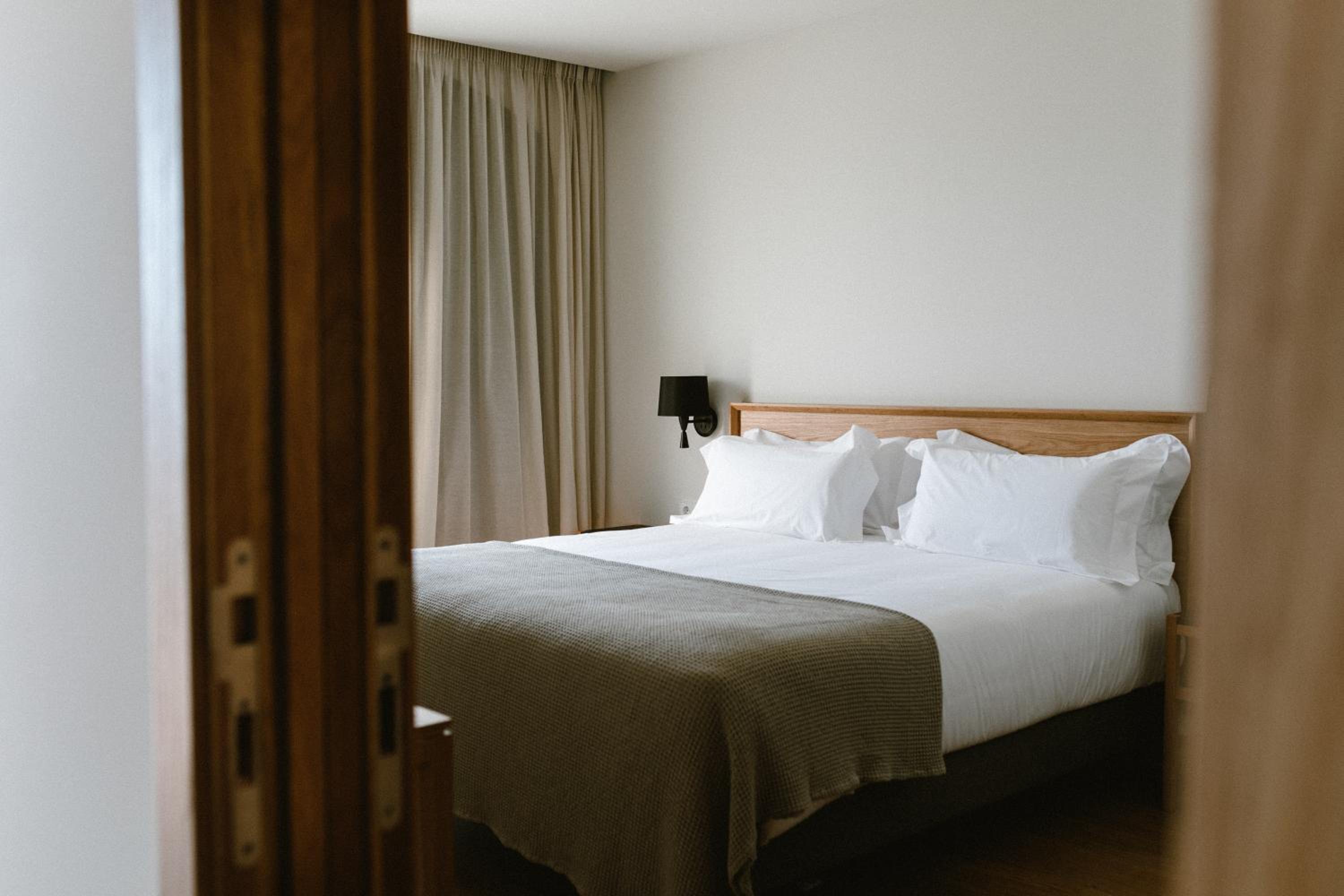 Superior Double or Twin Room with City View - Photo 2