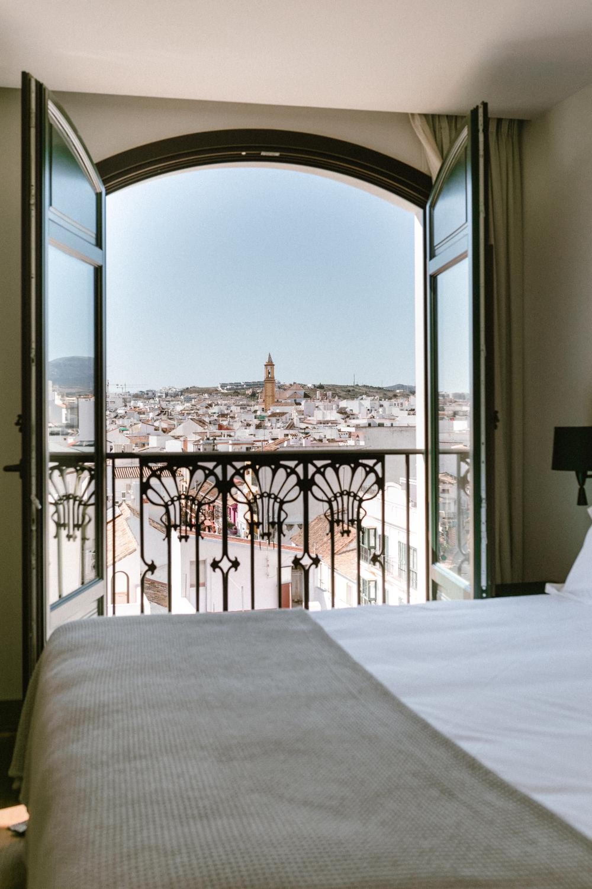 Superior Double or Twin Room with City View - Photo 20