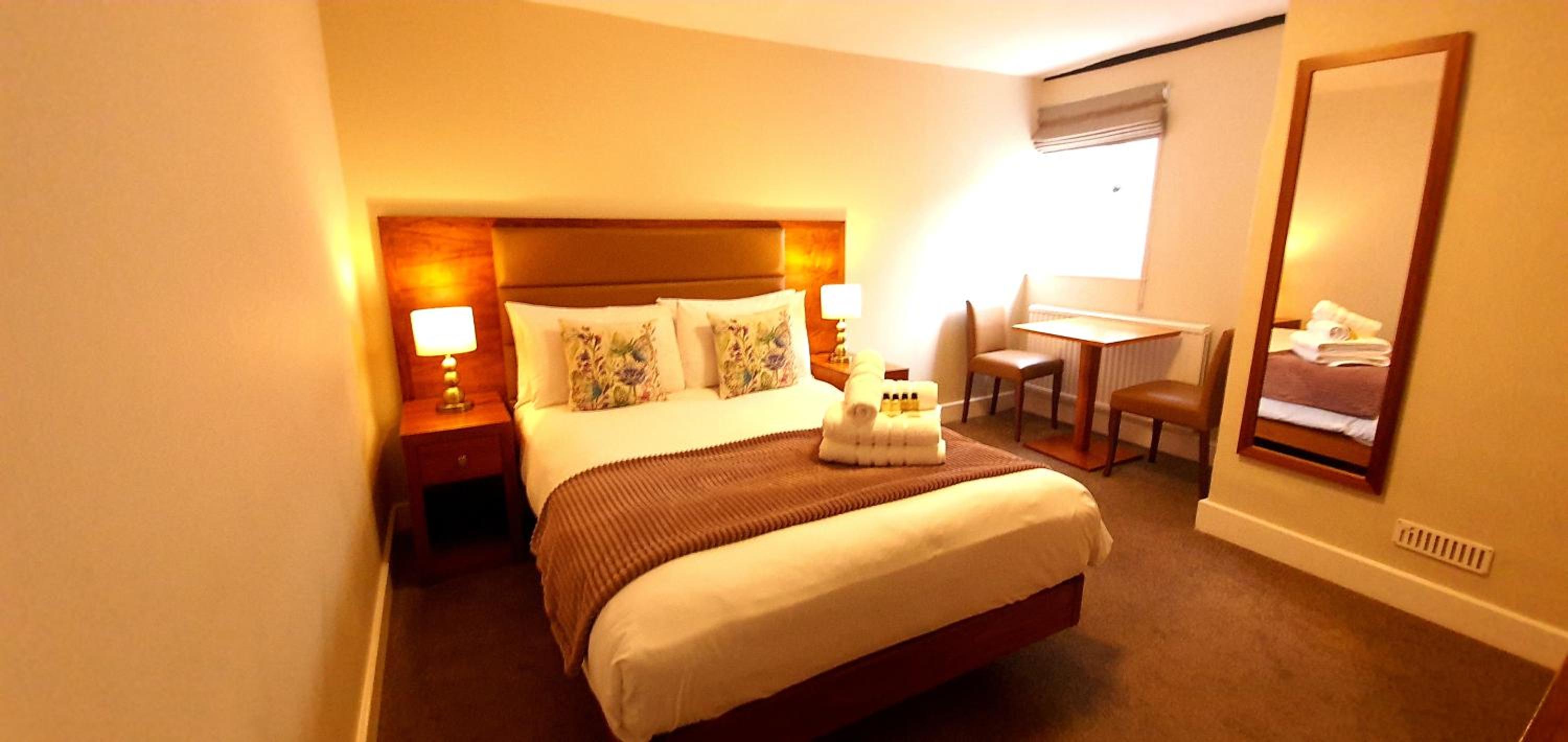 Double Room with Bathroom - Photo 6