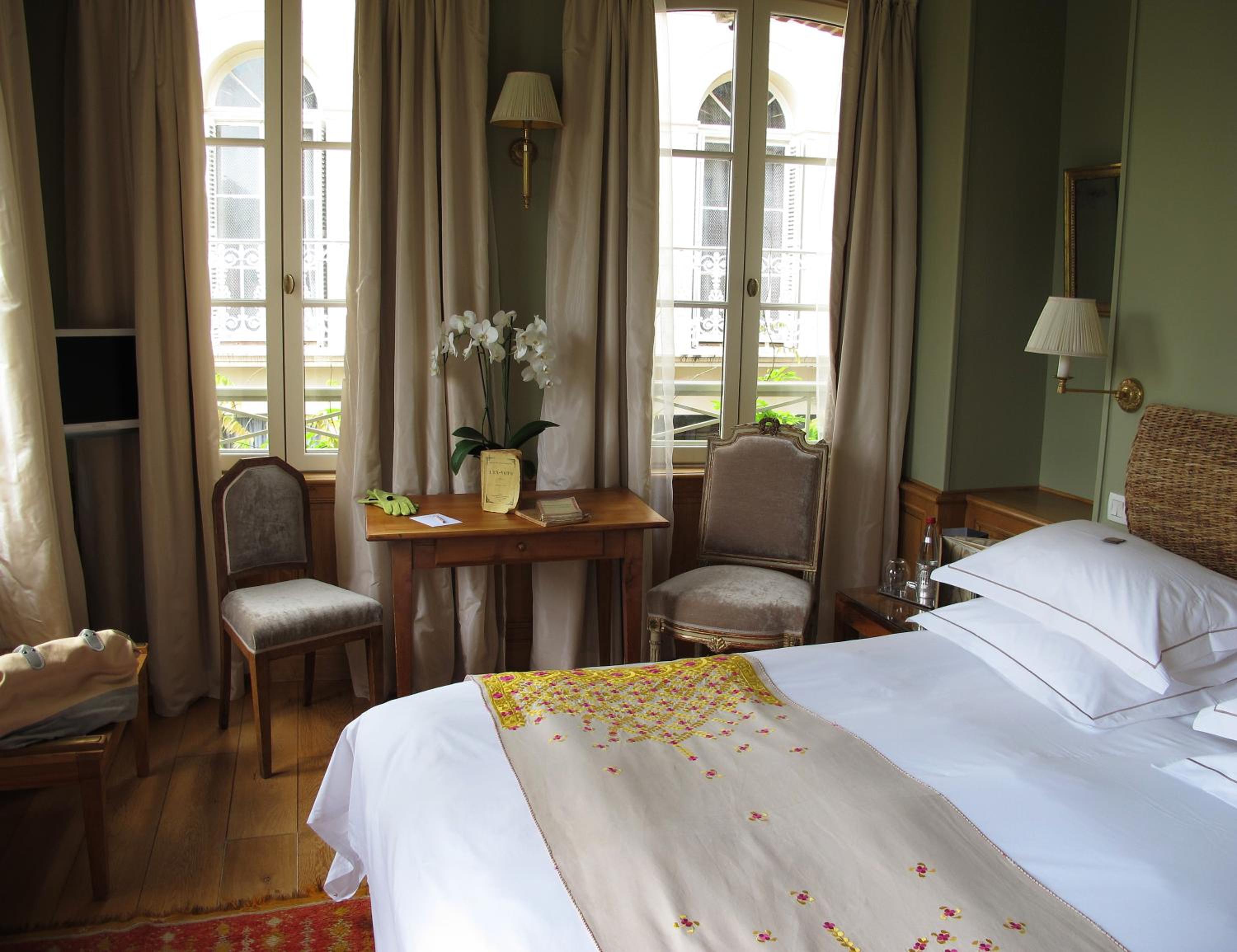 Suite - Photo 1