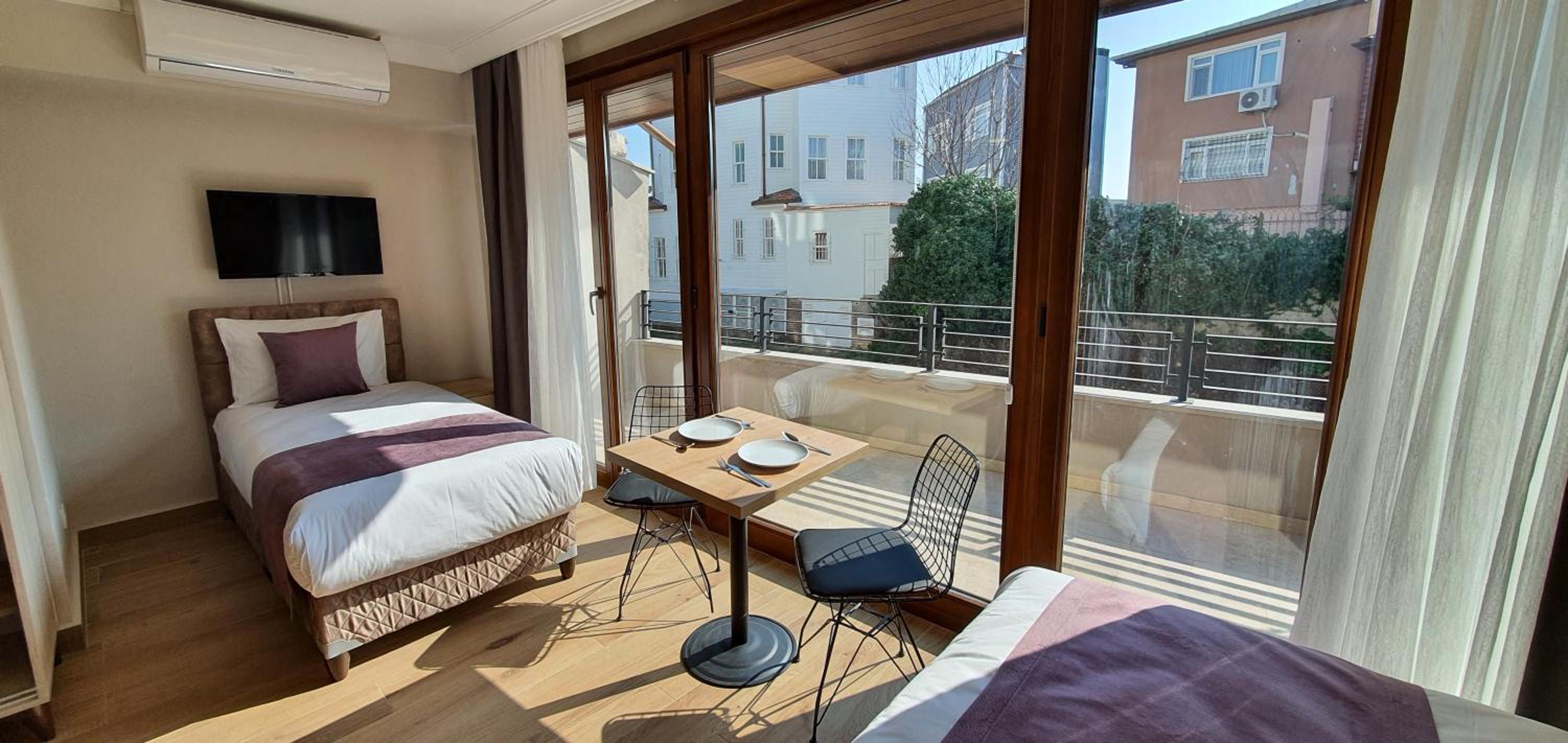 ANNEX BUILDING GARDEN FLOOR BALCONY ROOM