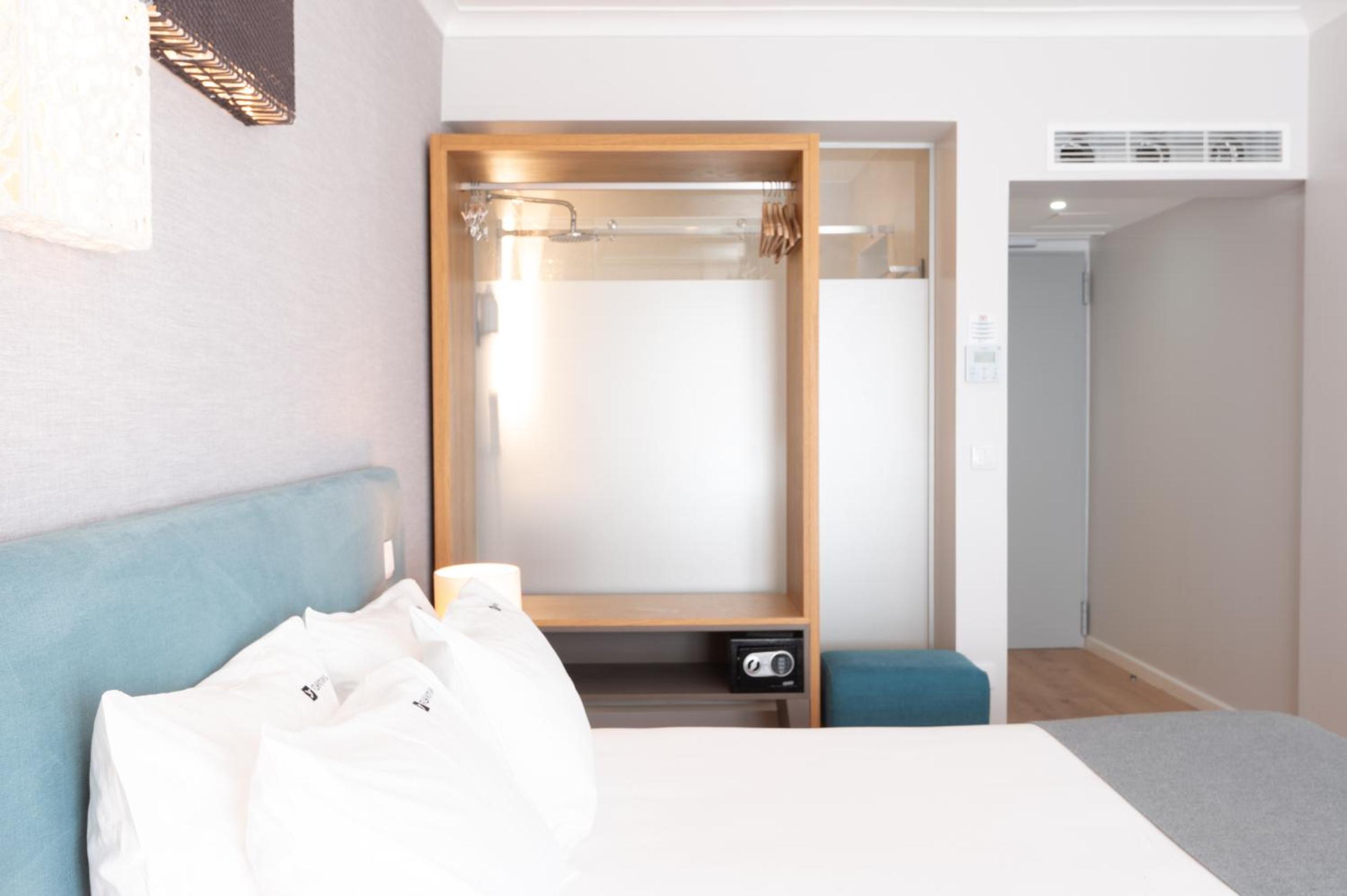 Twin Room - Photo 10