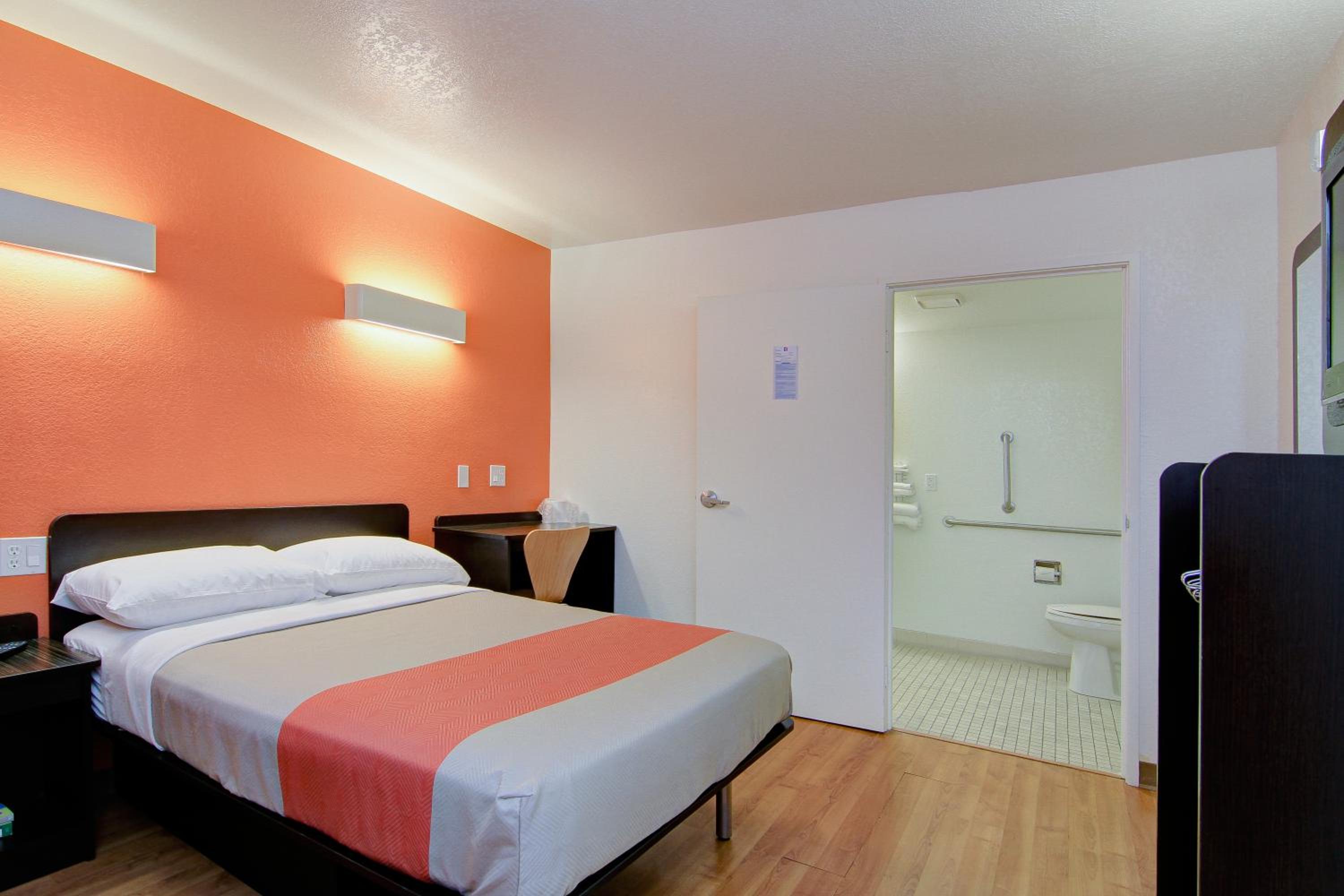 Double Room - Disability Access - Roll In Shower photo 3