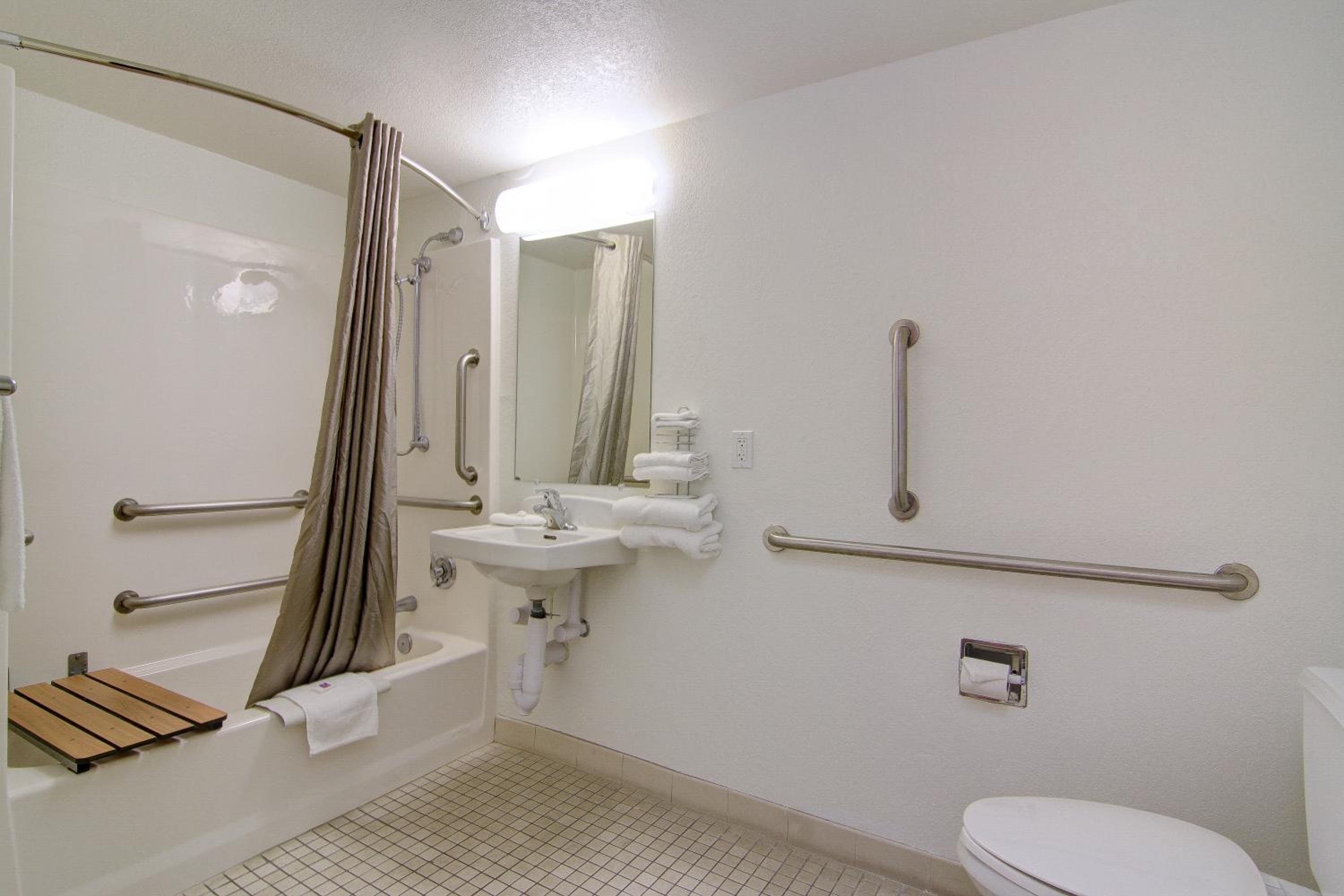 Queen Room - Disability Access photo 3