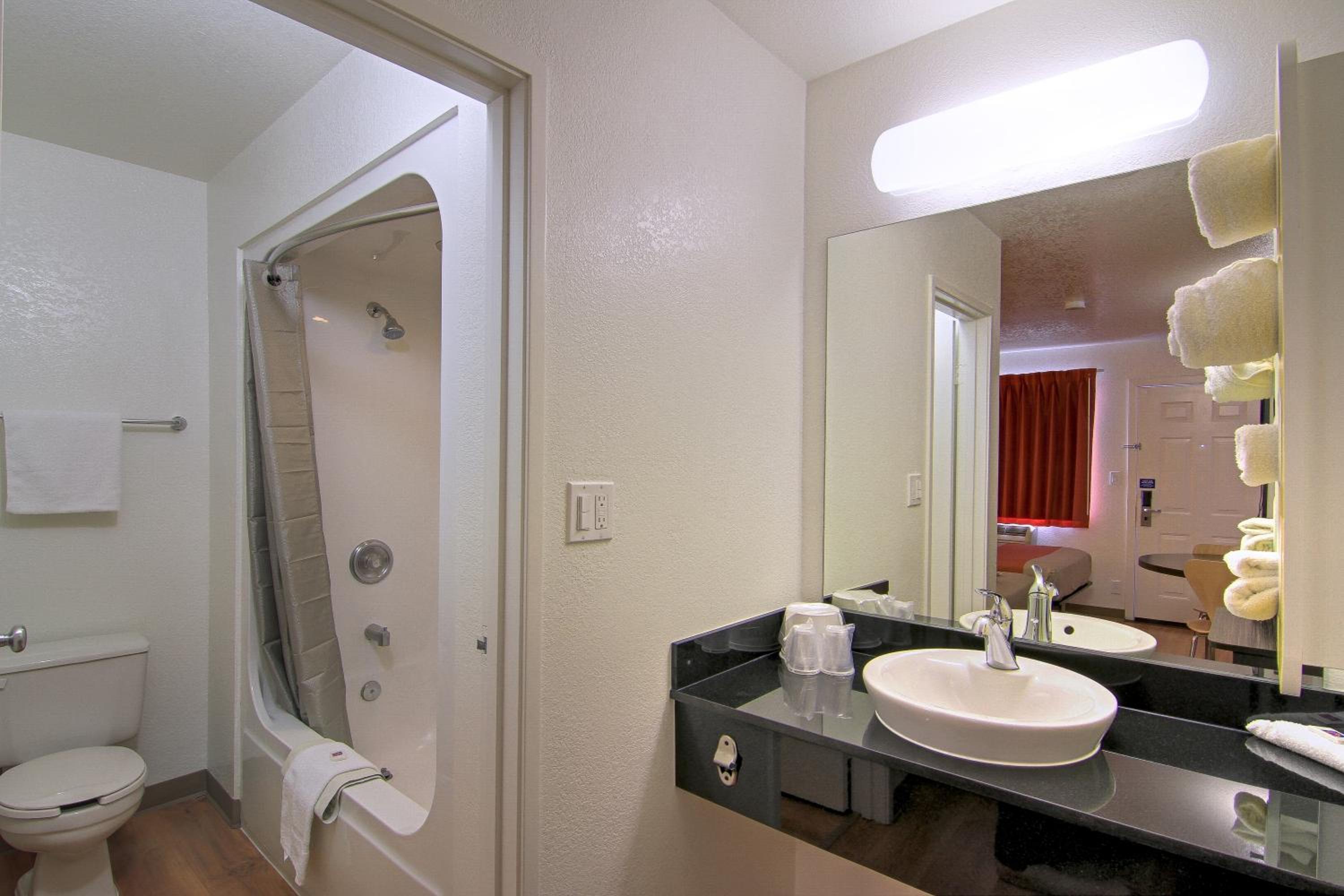 Queen Room - Disability Access photo 2