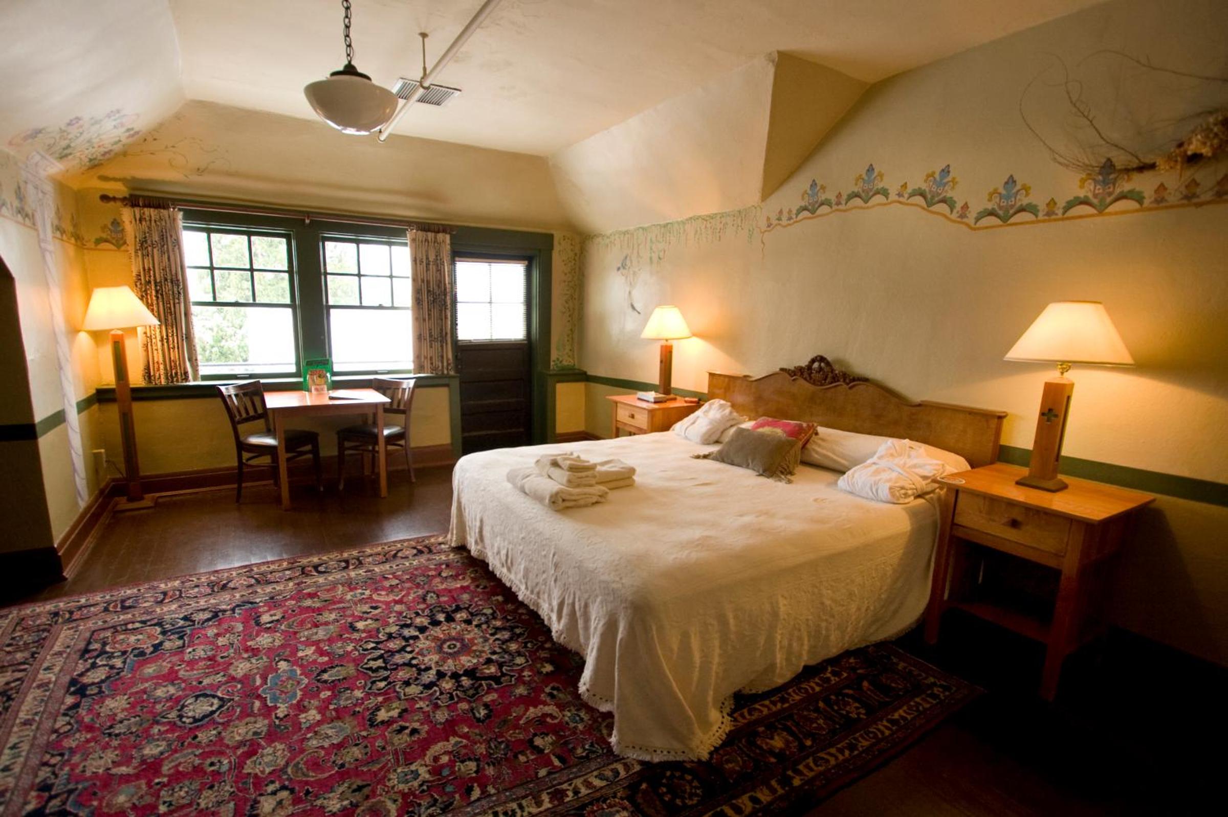 King Room with Shared Bathroom - No Pets  photo 3
