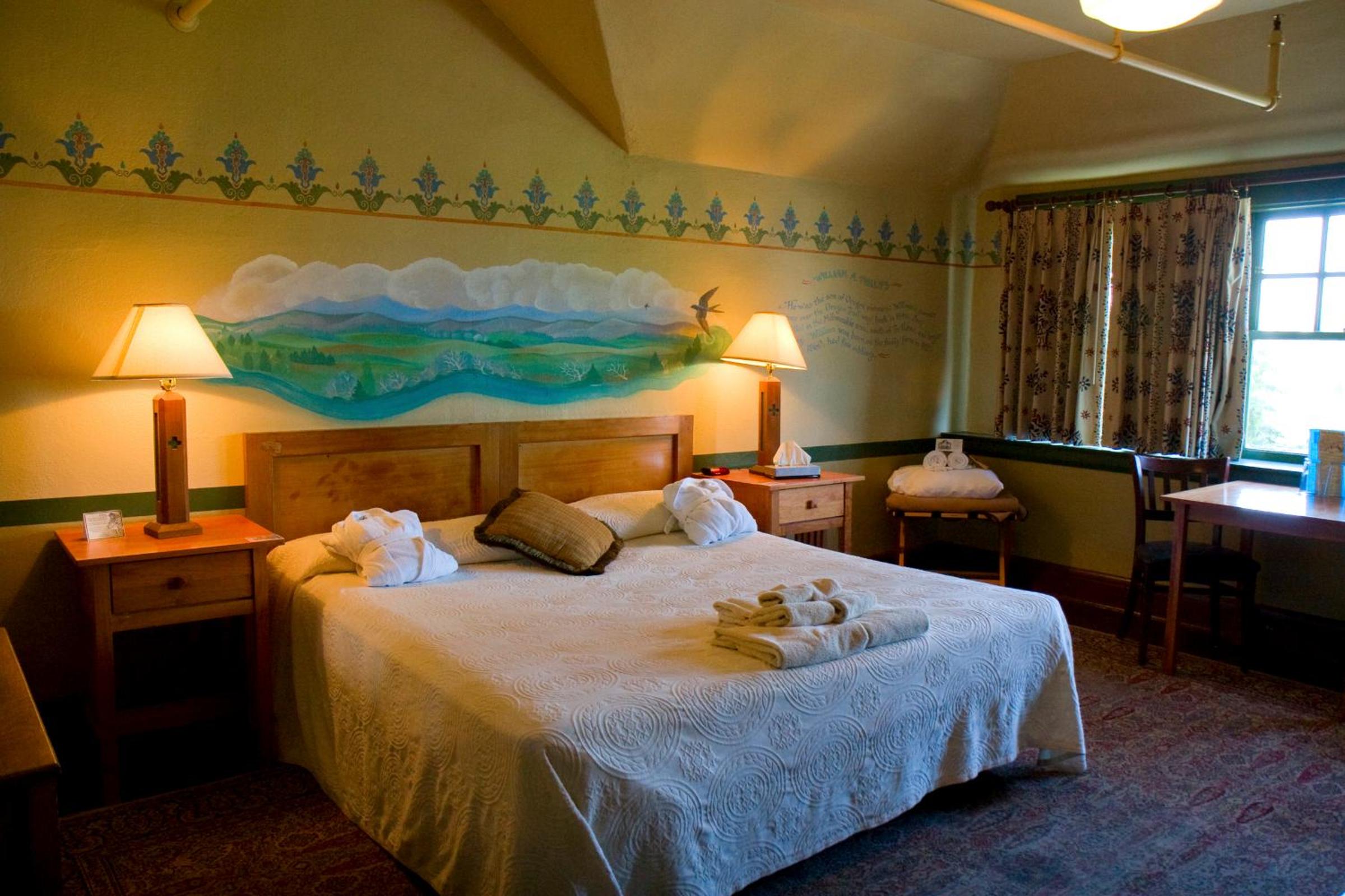 King Room with Shared Bathroom - No Pets  photo 2