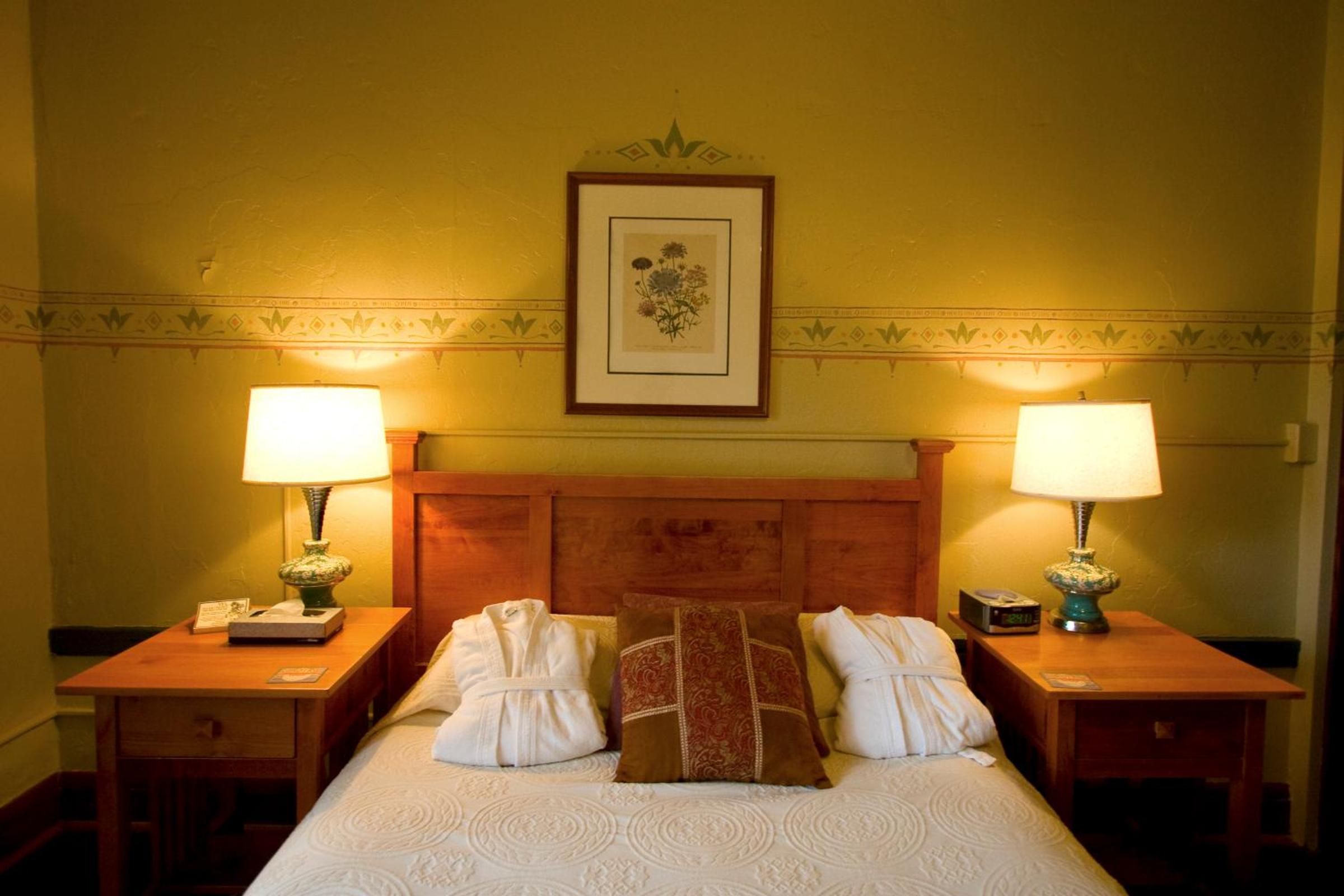 Queen Room with Shared Bathroom photo 1