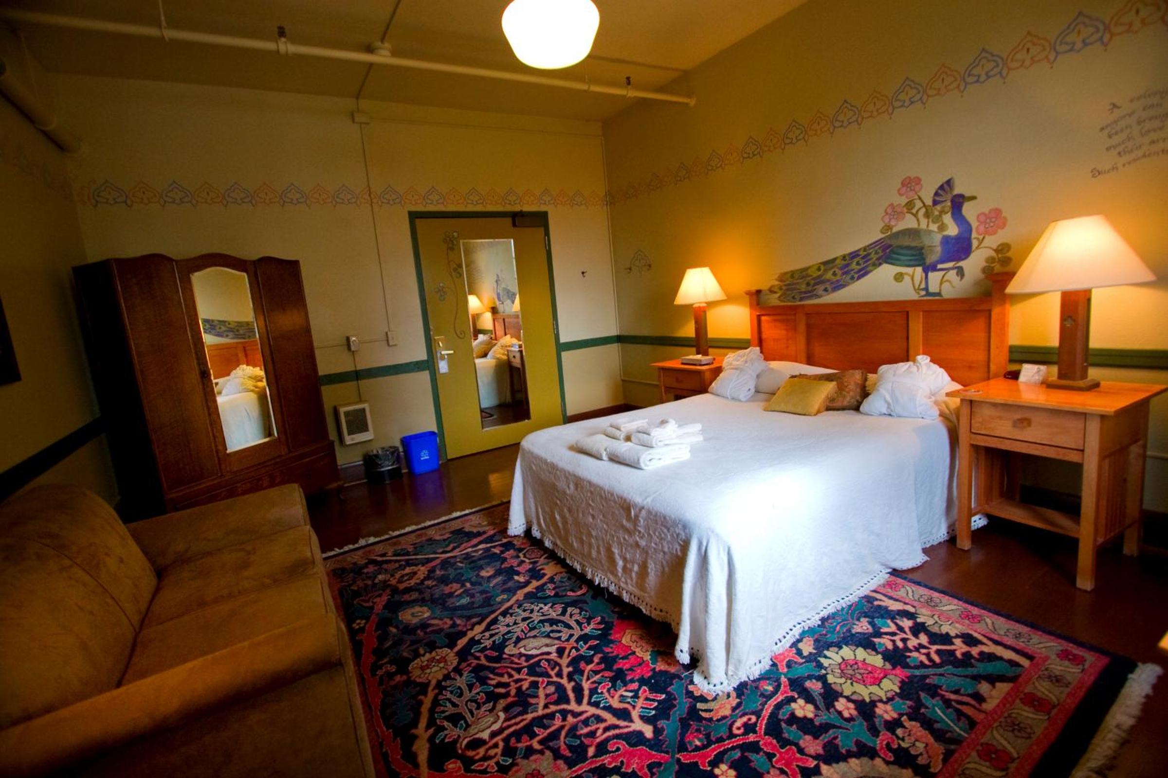 Queen Room with Shared Bathroom photo 3