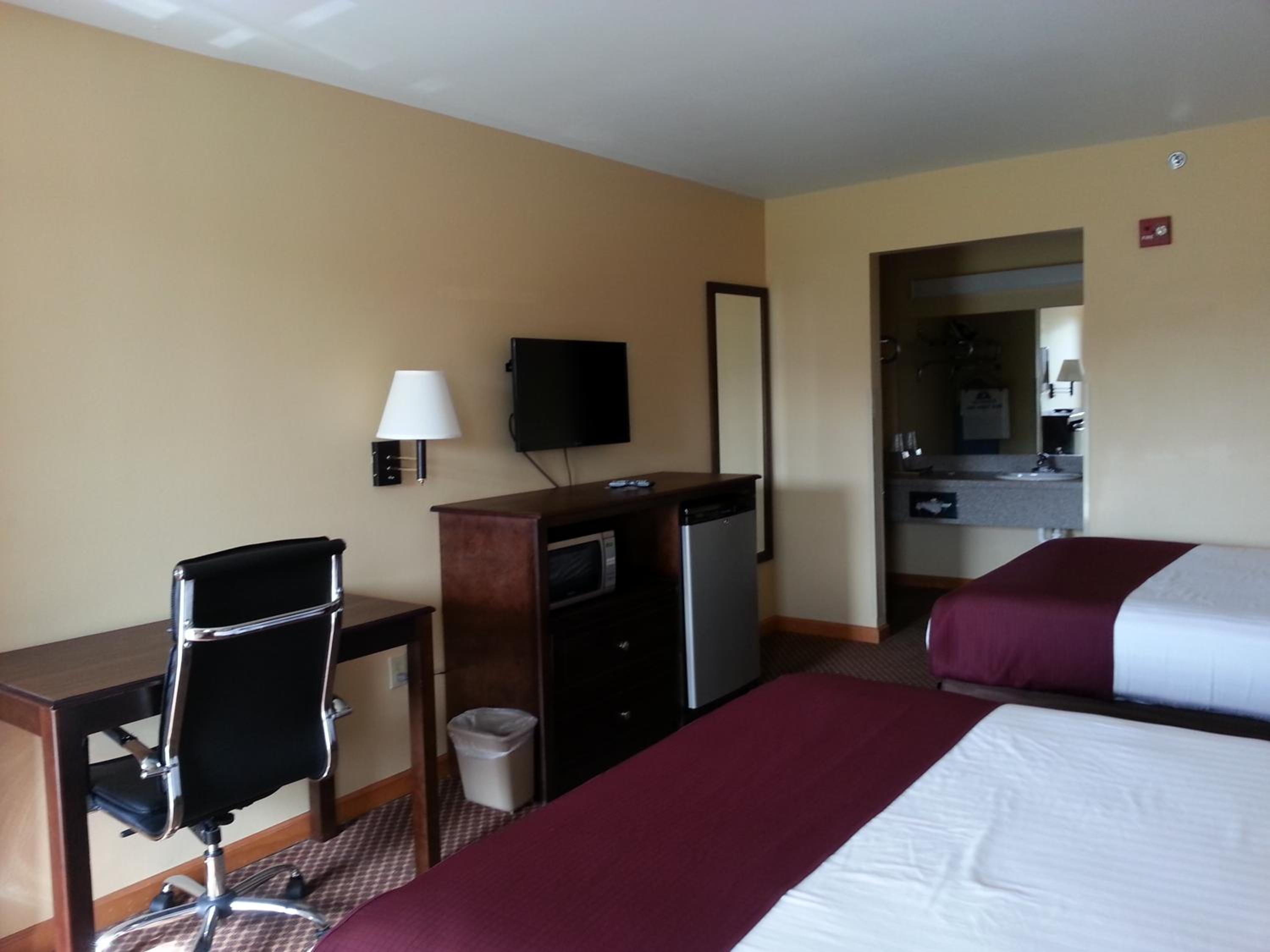 Queen Room with Two Queen Beds - Non-Smoking photo 2