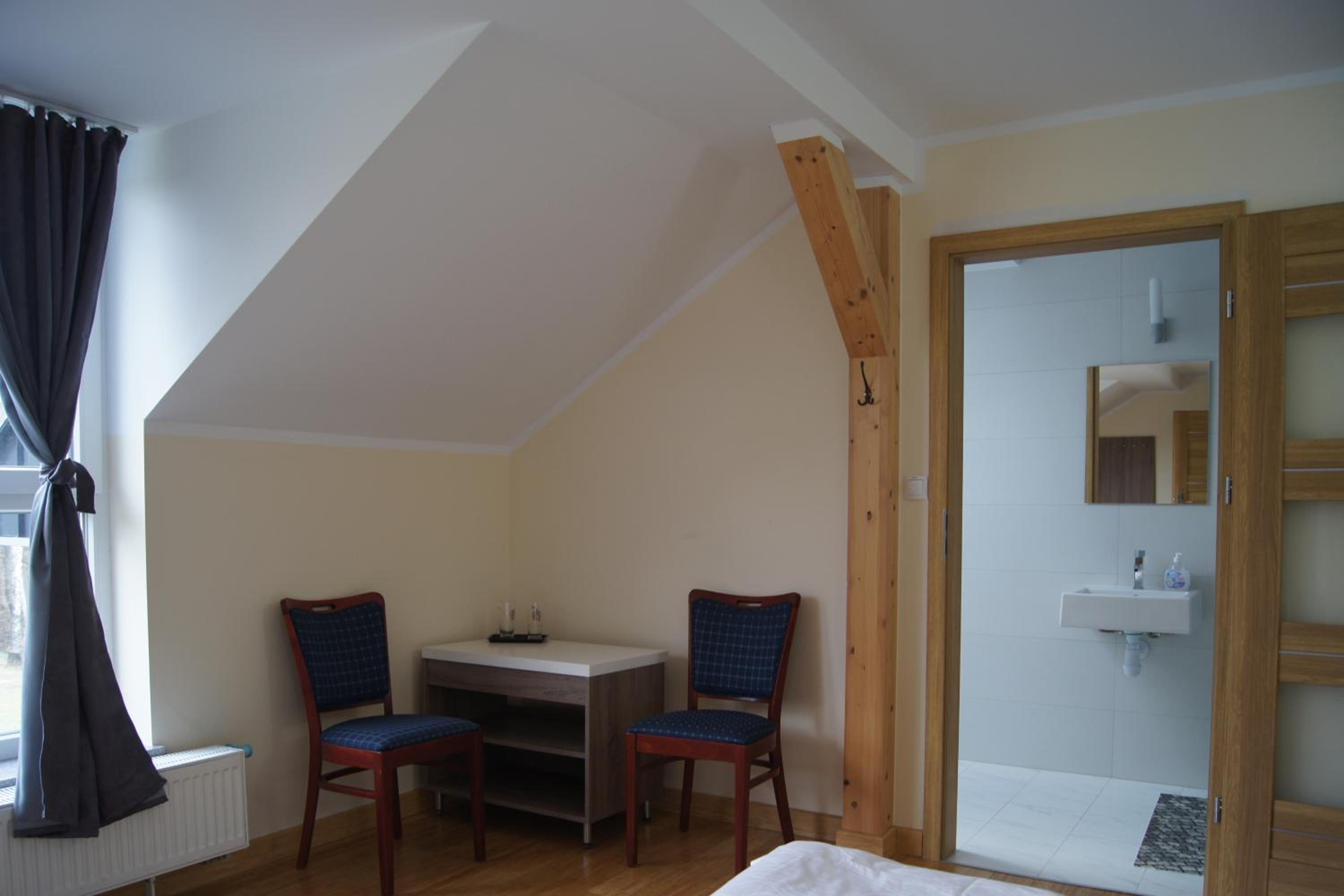 Standard Queen Room - Photo 15
