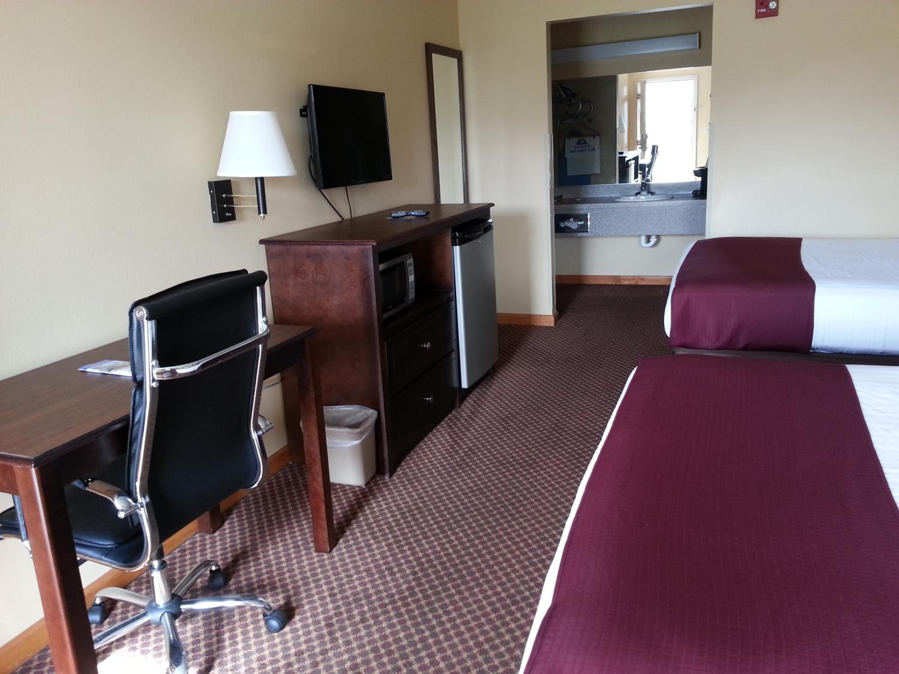 Queen Room with Two Queen Beds - Smoking photo 2