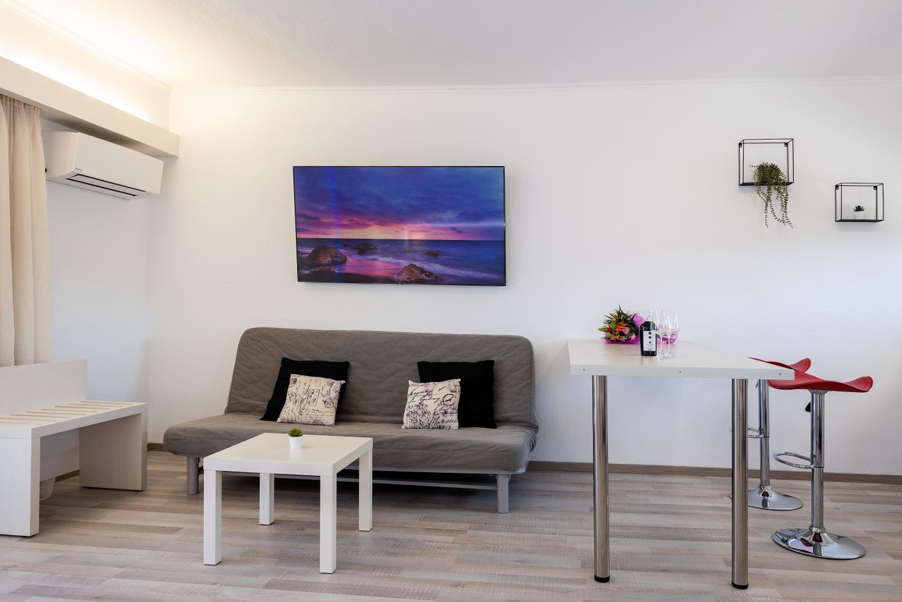 Junior Suite with Balcony - Photo 2