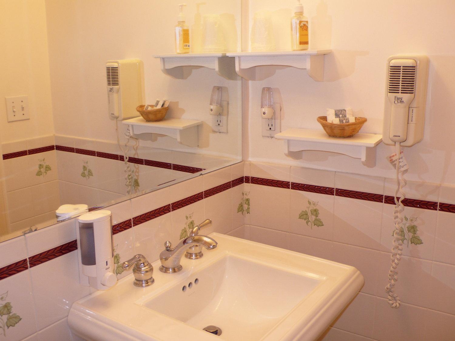 Room with One Double Bed with Private Bathroom photo 2