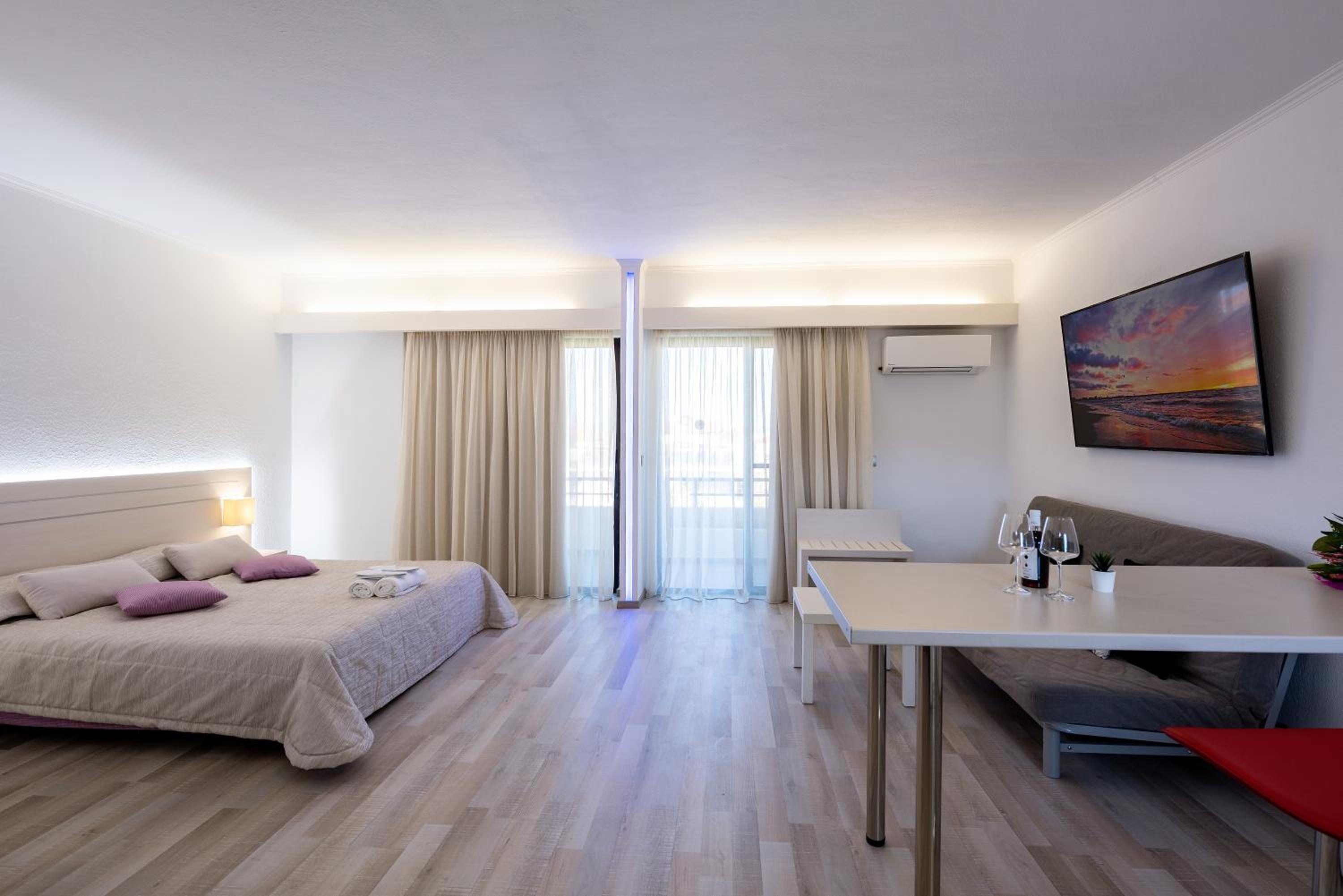 Junior Suite with Balcony - Photo 6