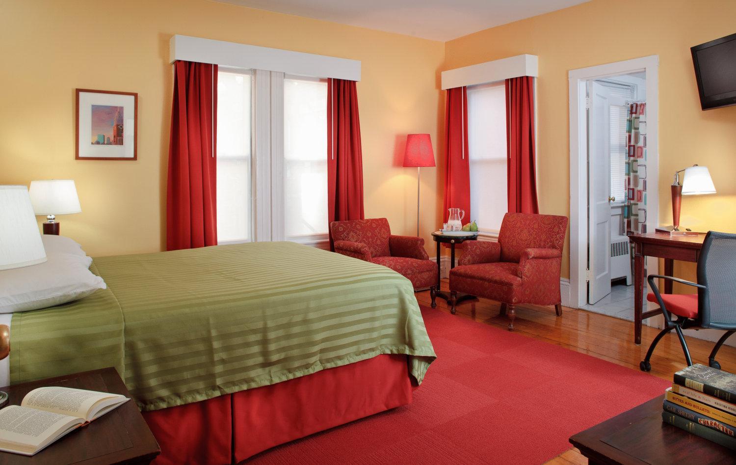 Queen Room with Private Bath photo 3