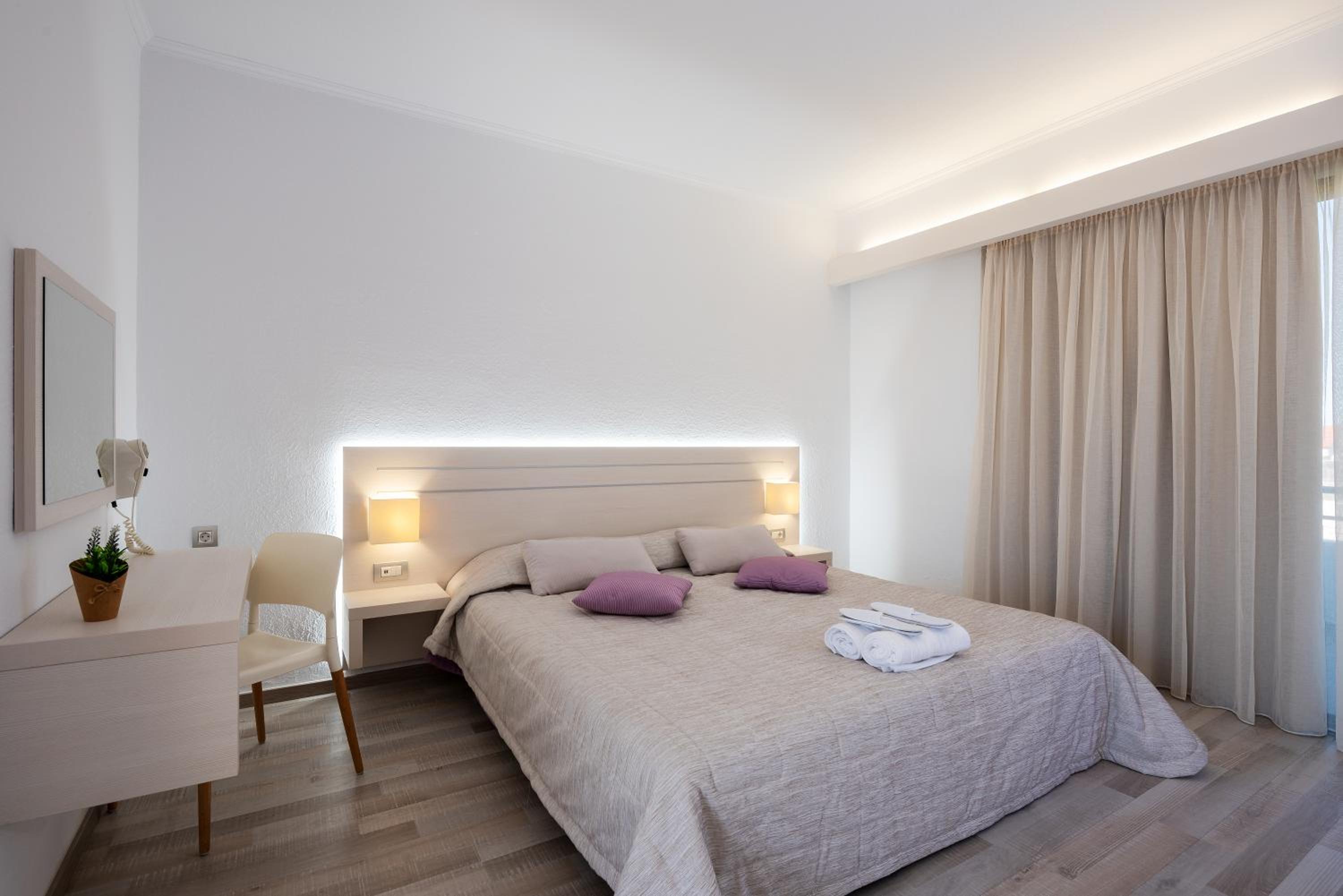 Junior Suite with Balcony - Photo 9