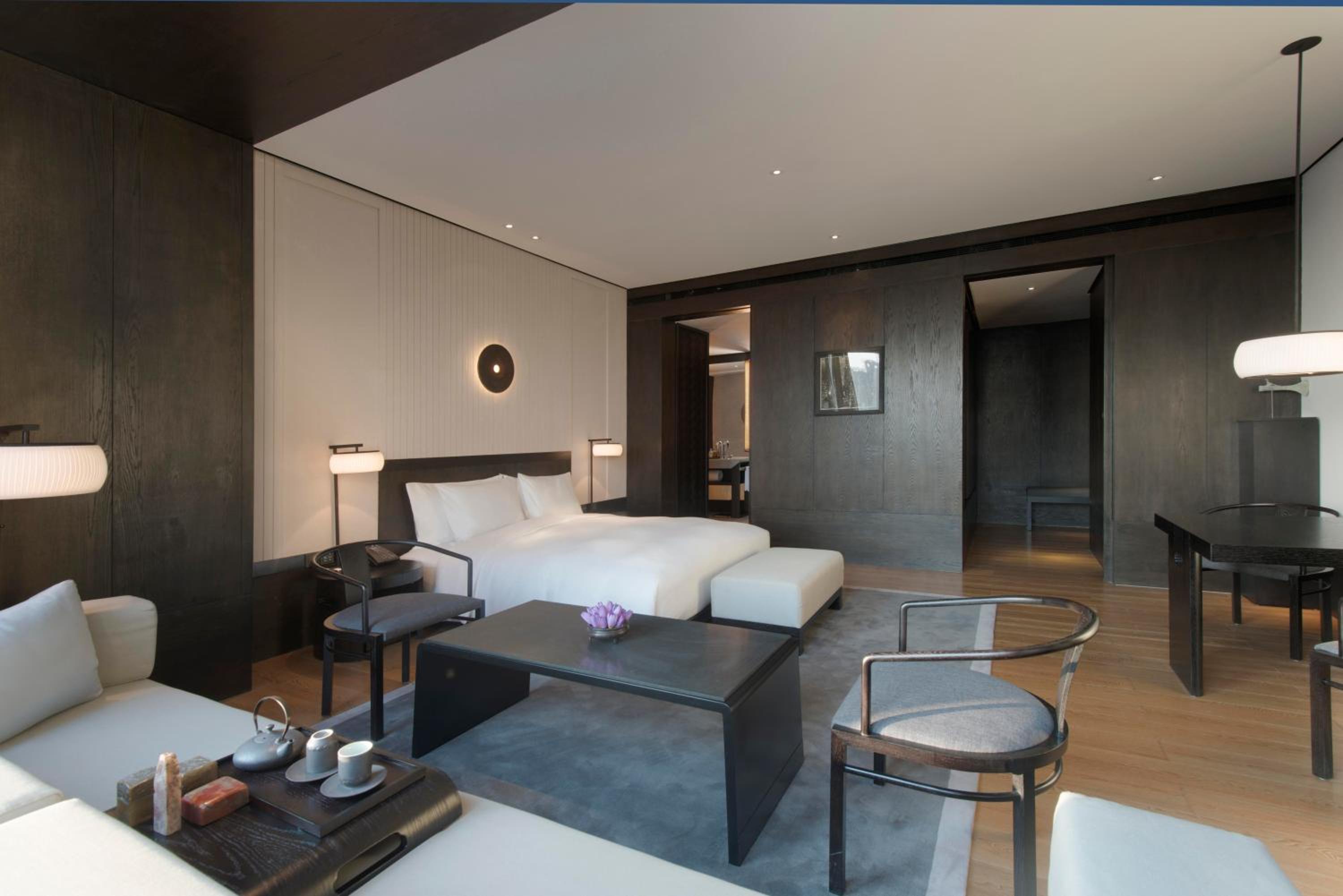 Deluxe King Room - Club Access photo 1