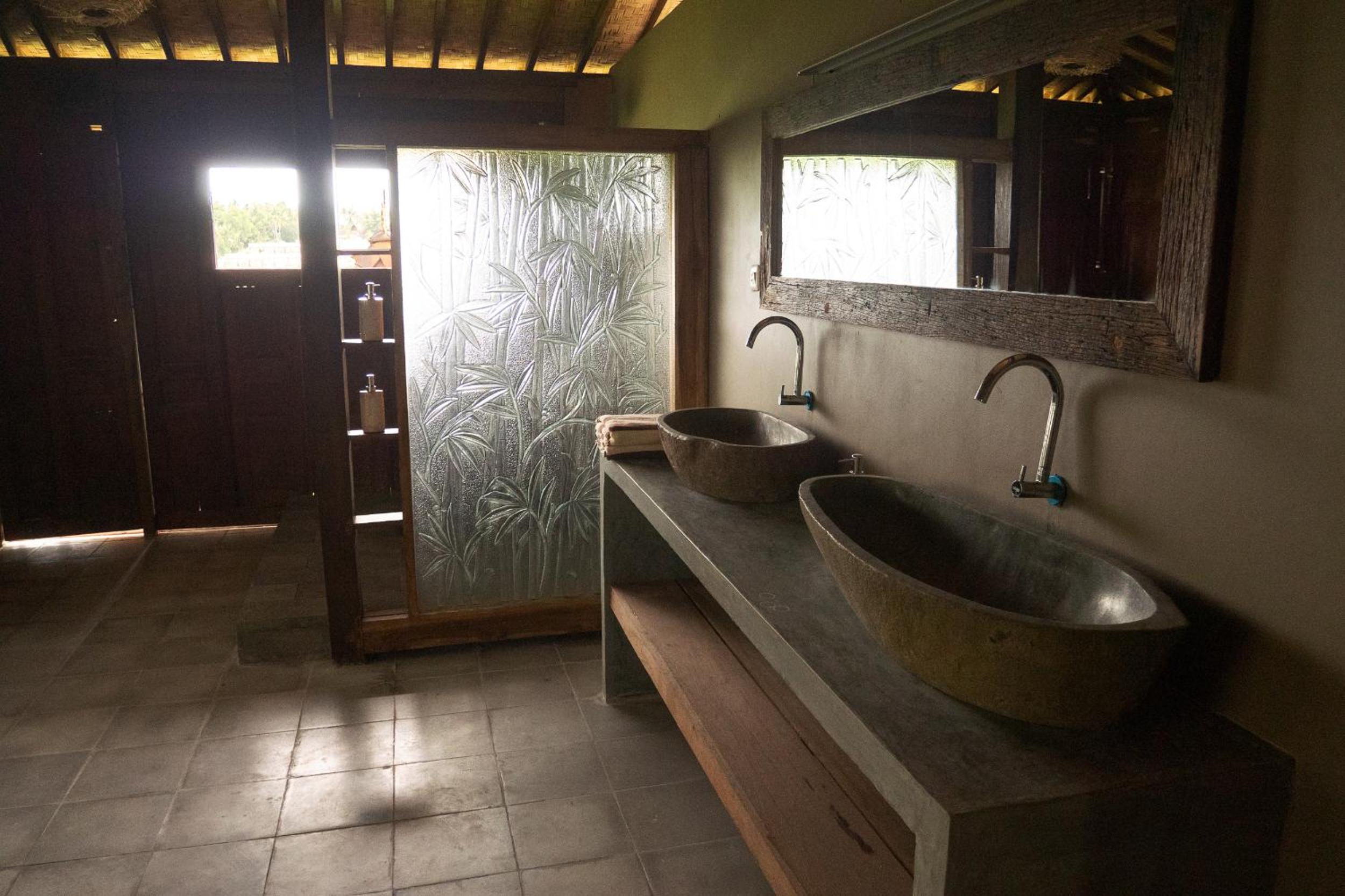 Deluxe Suite with Sea View - Photo 38