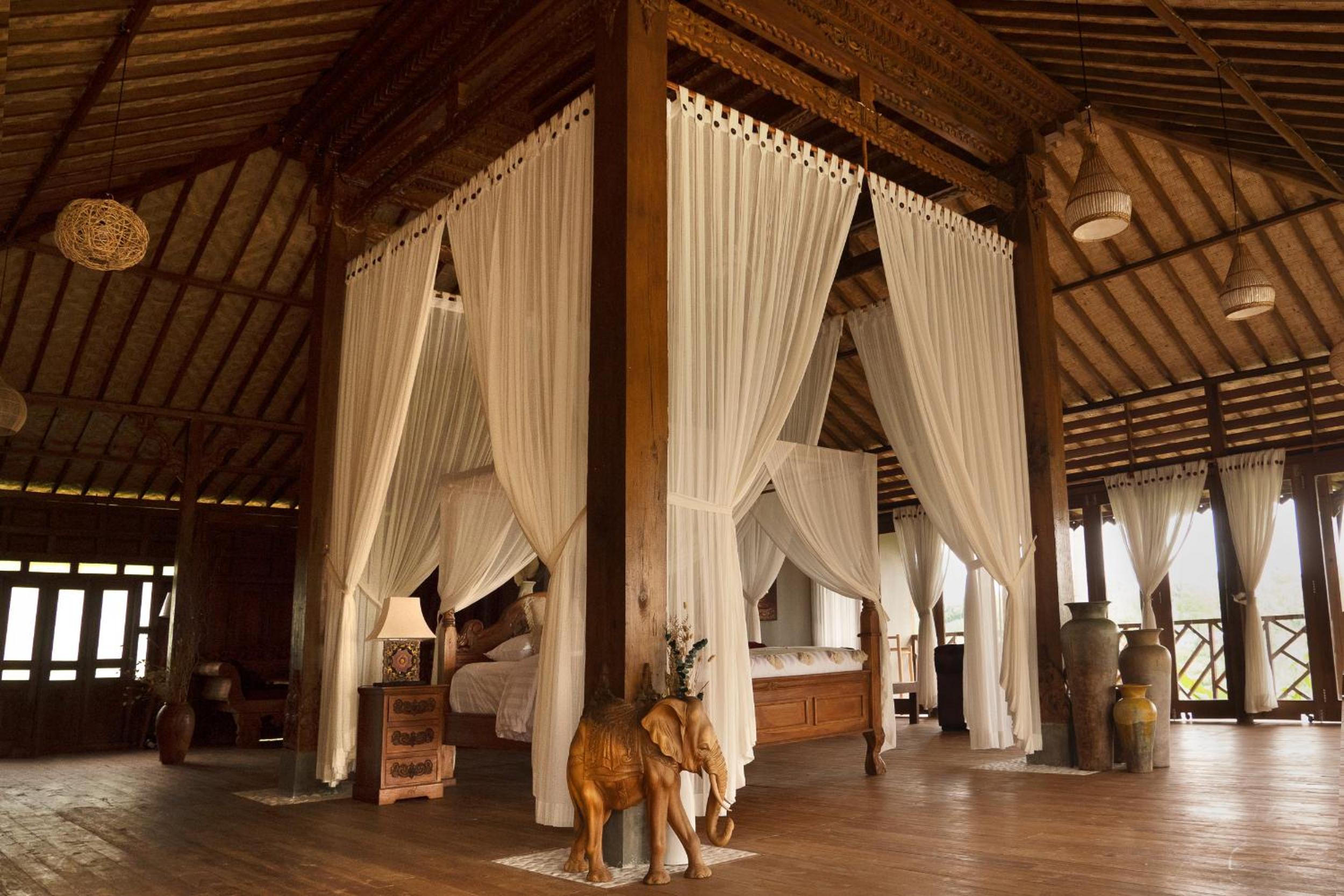 Deluxe Suite with Sea View - Photo 39