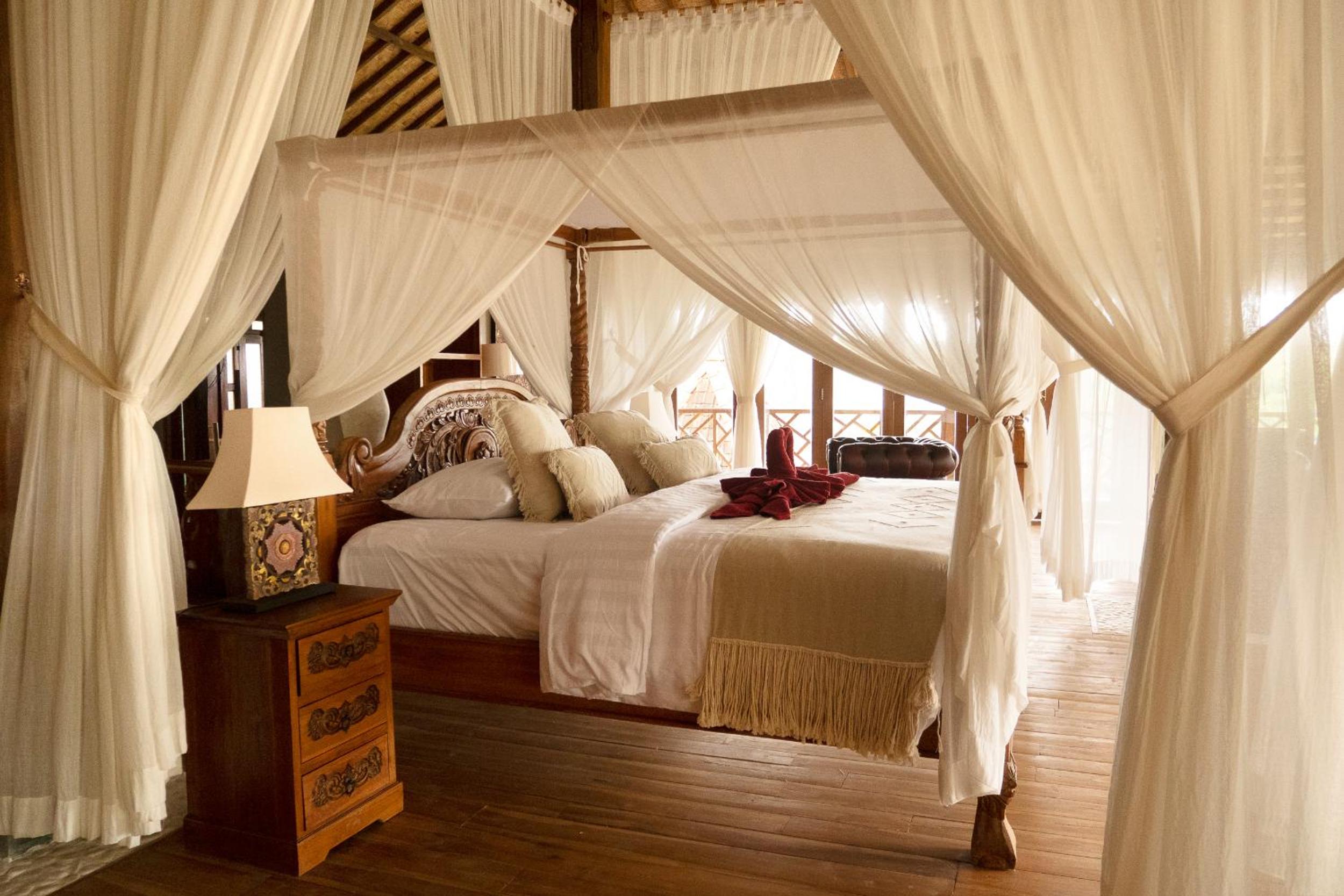 Deluxe Suite with Sea View - Photo 40