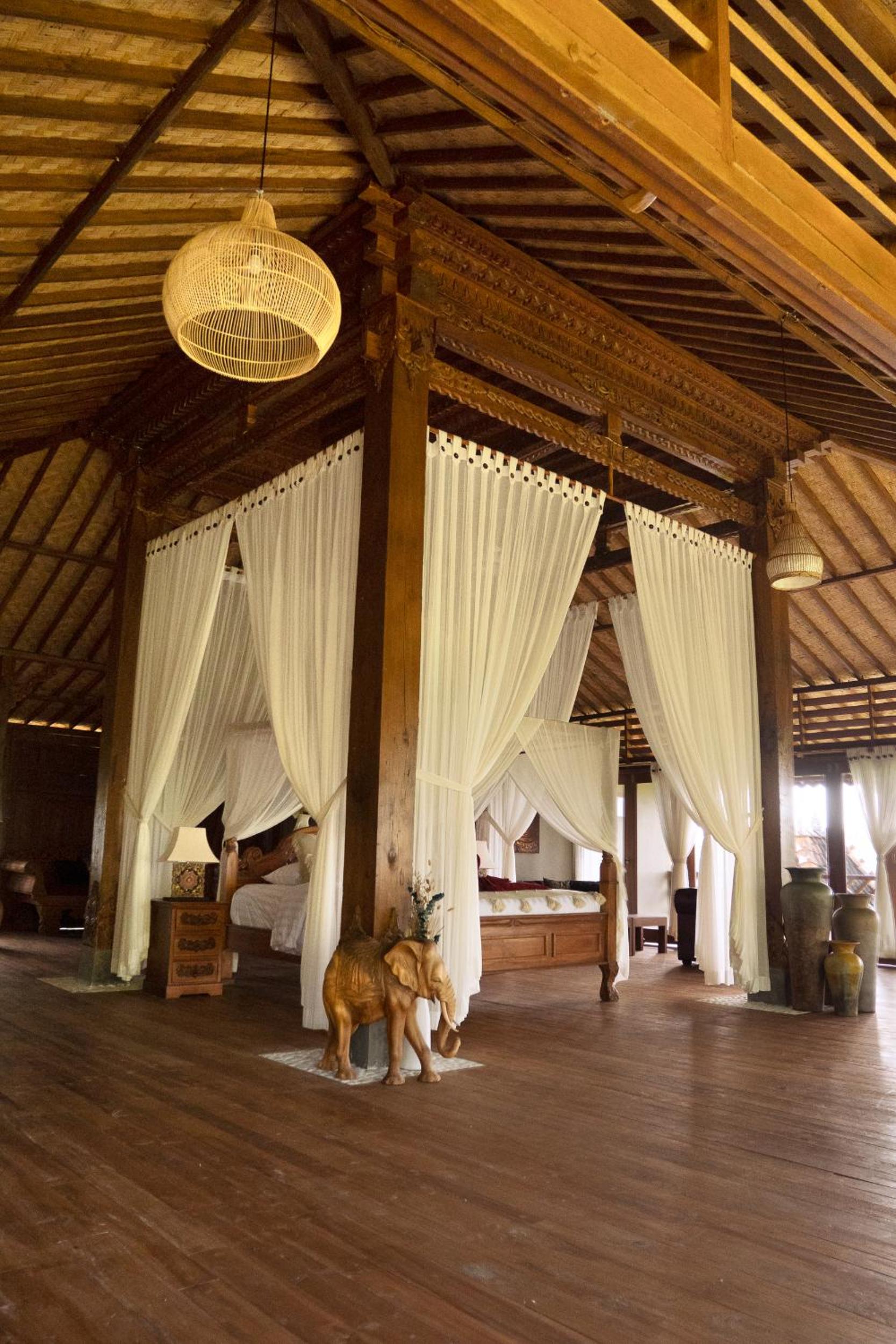 Deluxe Suite with Sea View - Photo 43