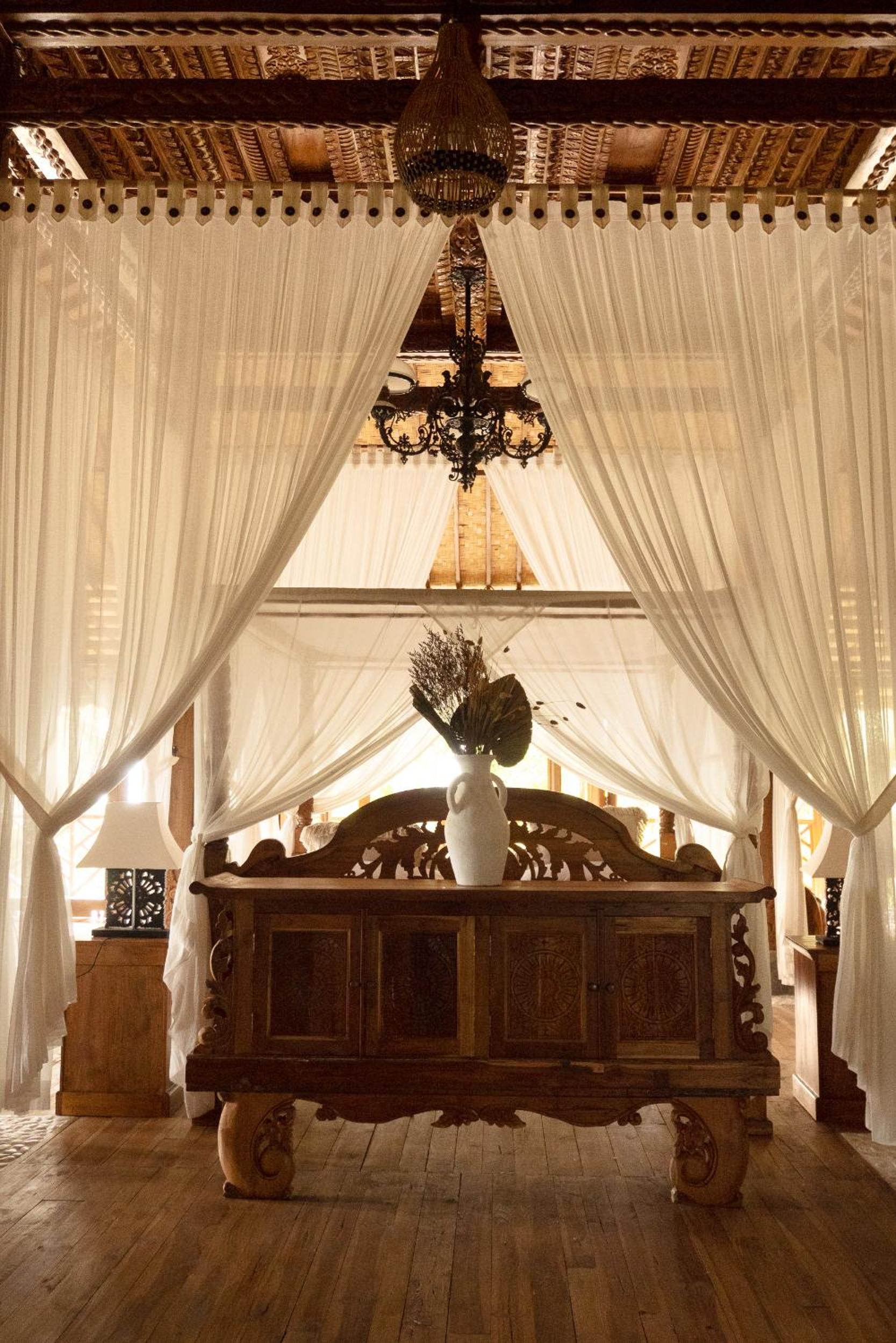 Deluxe Suite with Sea View - Photo 44