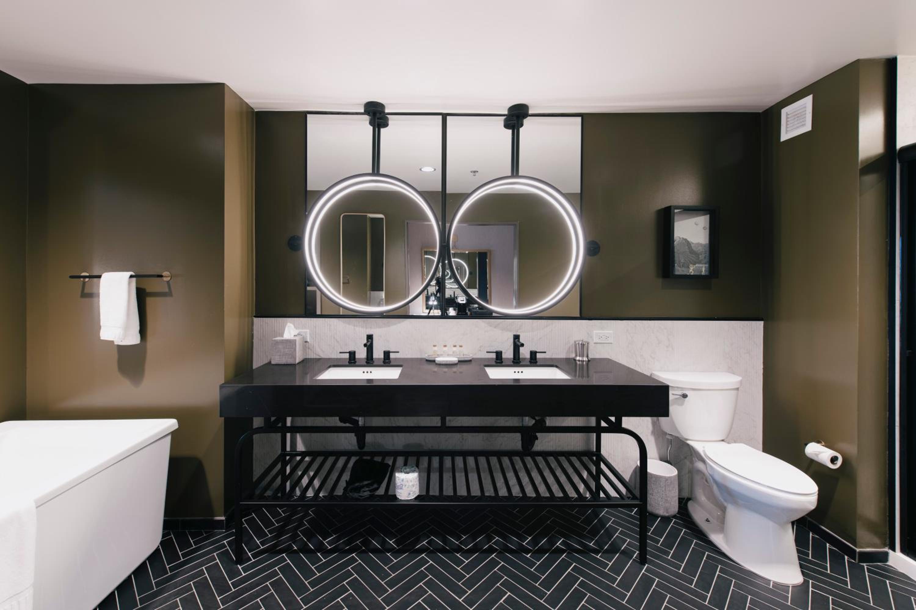 Premium King Room - Photo 2