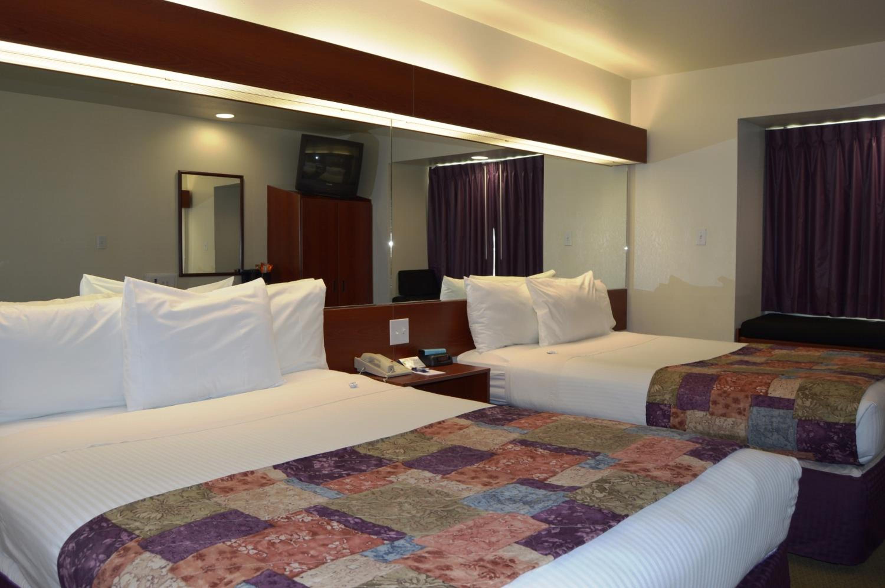 Deluxe Queen Room with Two Queen Beds - Disability Access - Non-Smoking - Photo 1