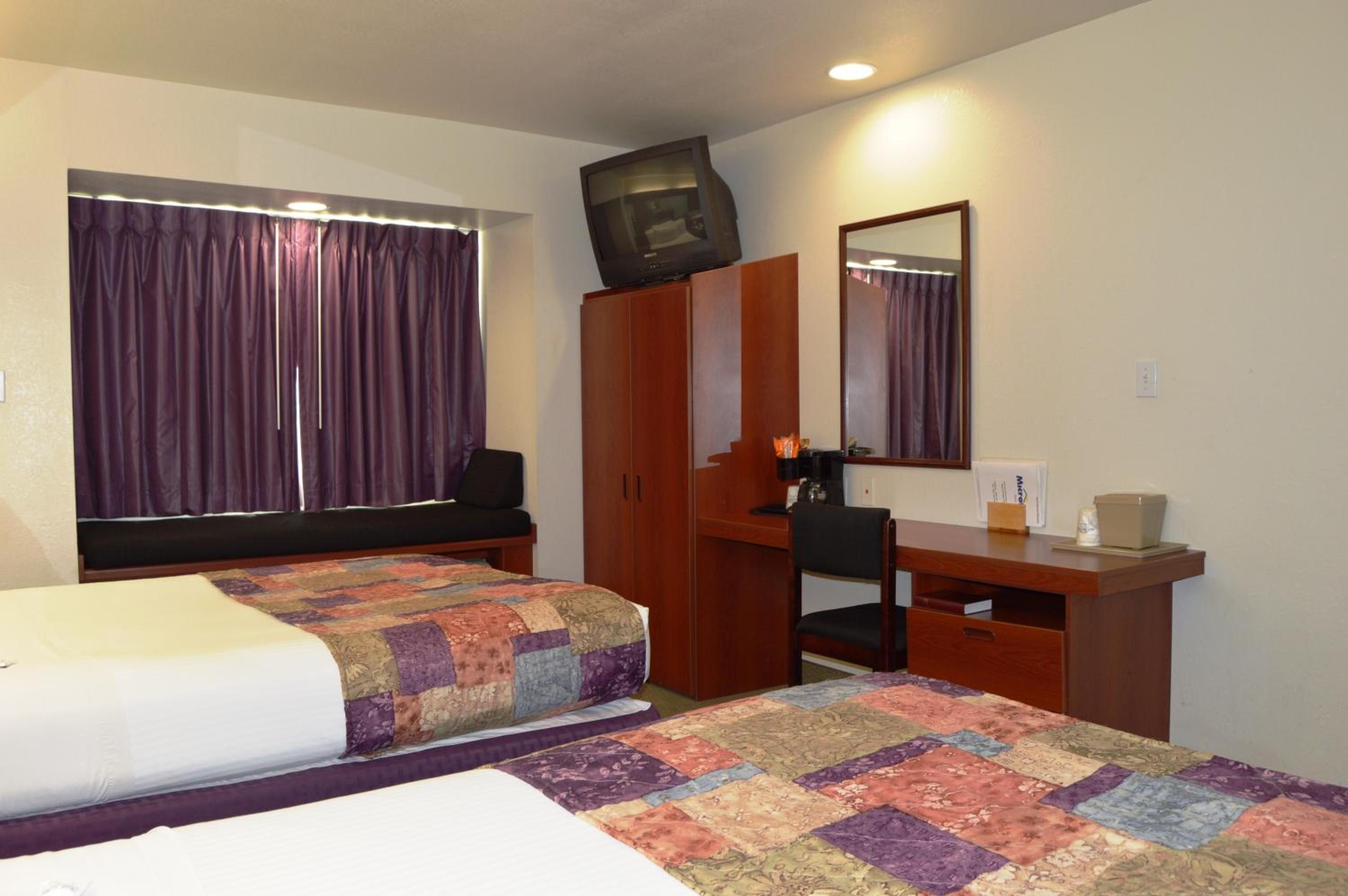 Queen Room with Two Queen Beds - Non-Smoking photo 2