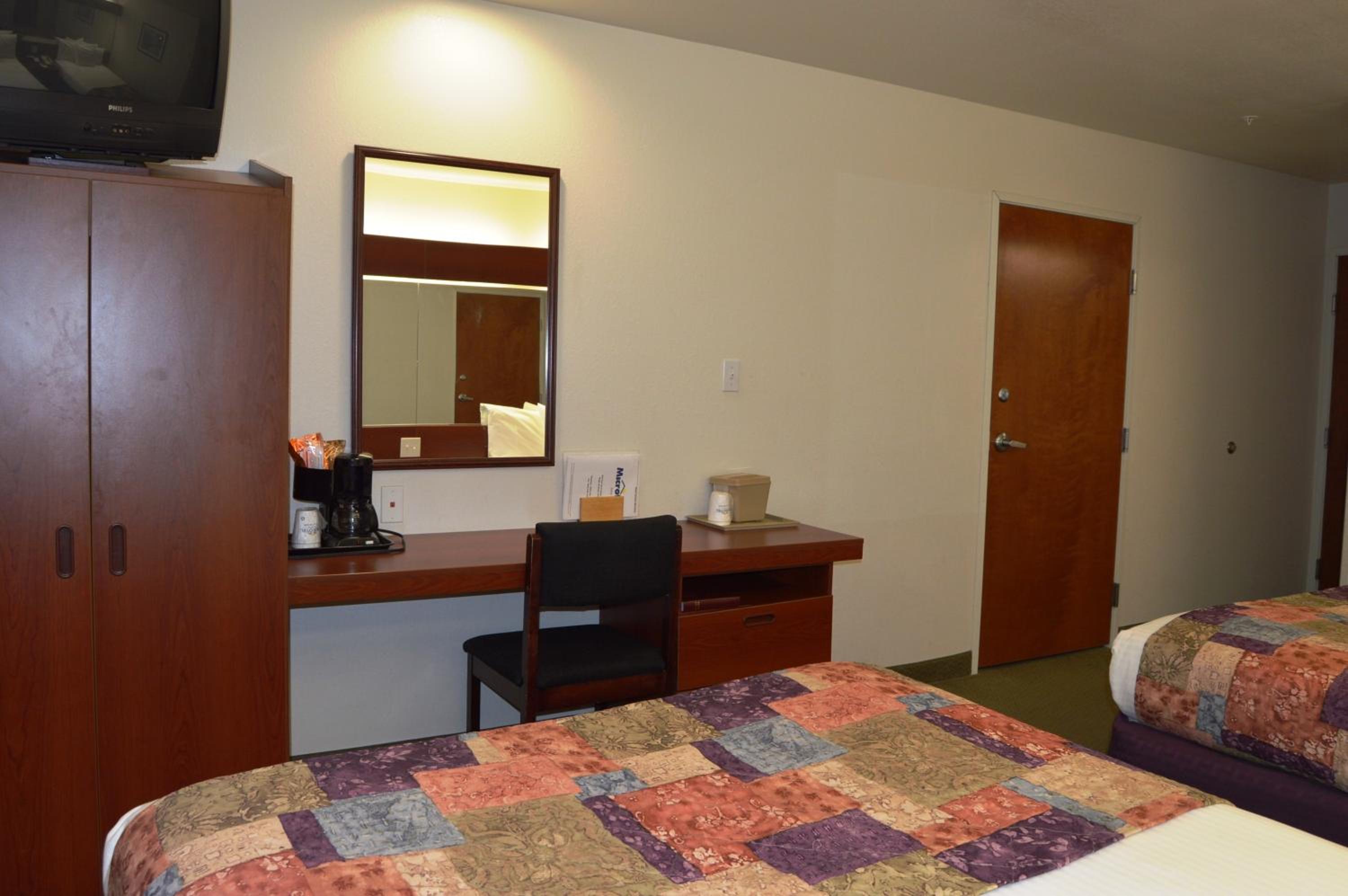 Deluxe Queen Room with Two Queen Beds - Disability Access - Non-Smoking - Photo 3