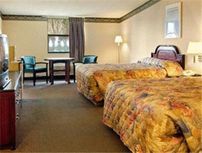 Queen Room with Two Queen Beds - Smoking photo 1